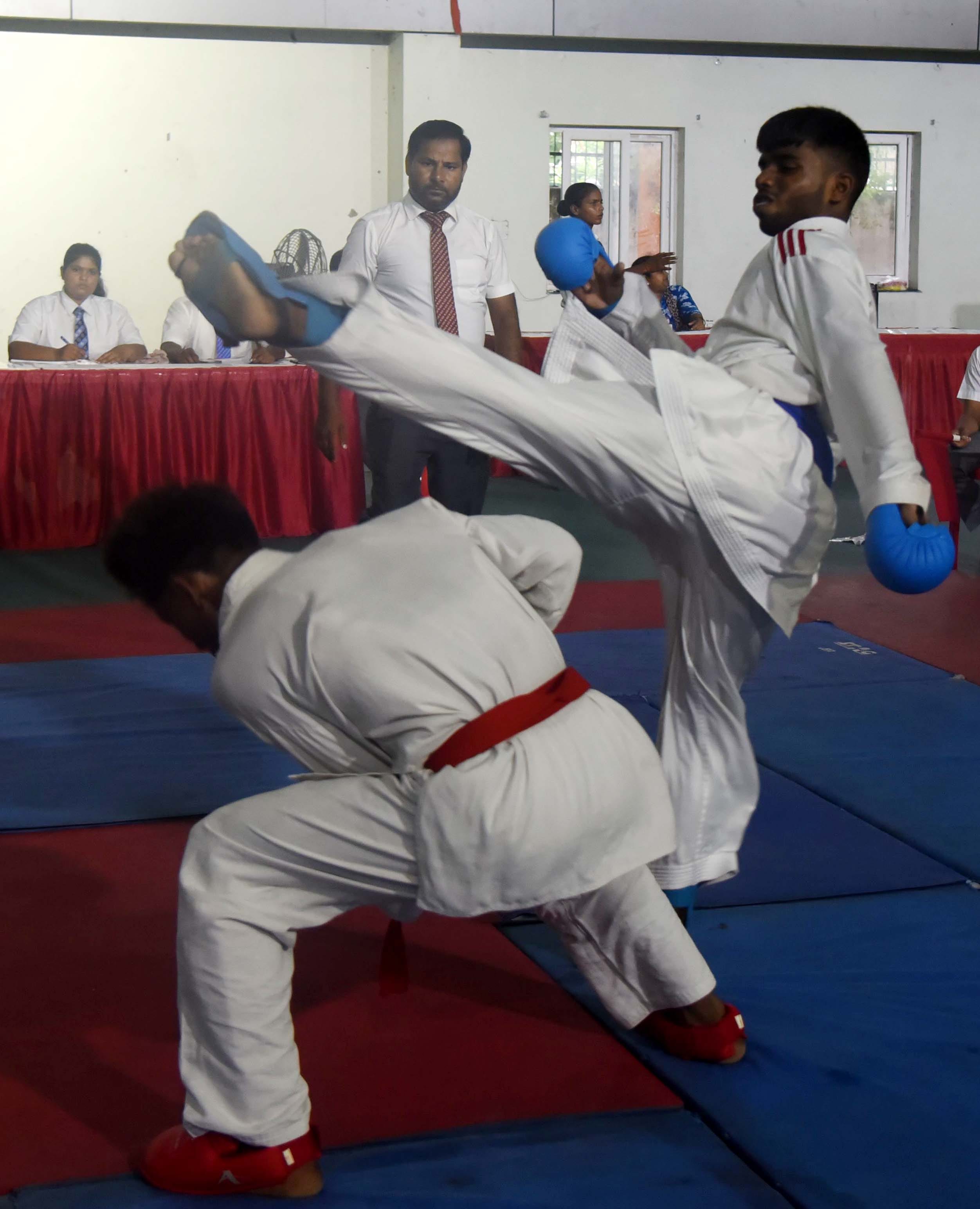 केडी सिंह बाबू स्टेडियम के बहुउद्देशीय हॉल में 70वीं प्रदेशीय विद्यालय कराटे प्रतियोगिता 2026-2 केडी सिंह बाबू स्टेडियम के बहुउद्देशीय हॉल में 70वीं प्रदेशीय विद्यालय कराटे प्रतियोगिता 2026-2