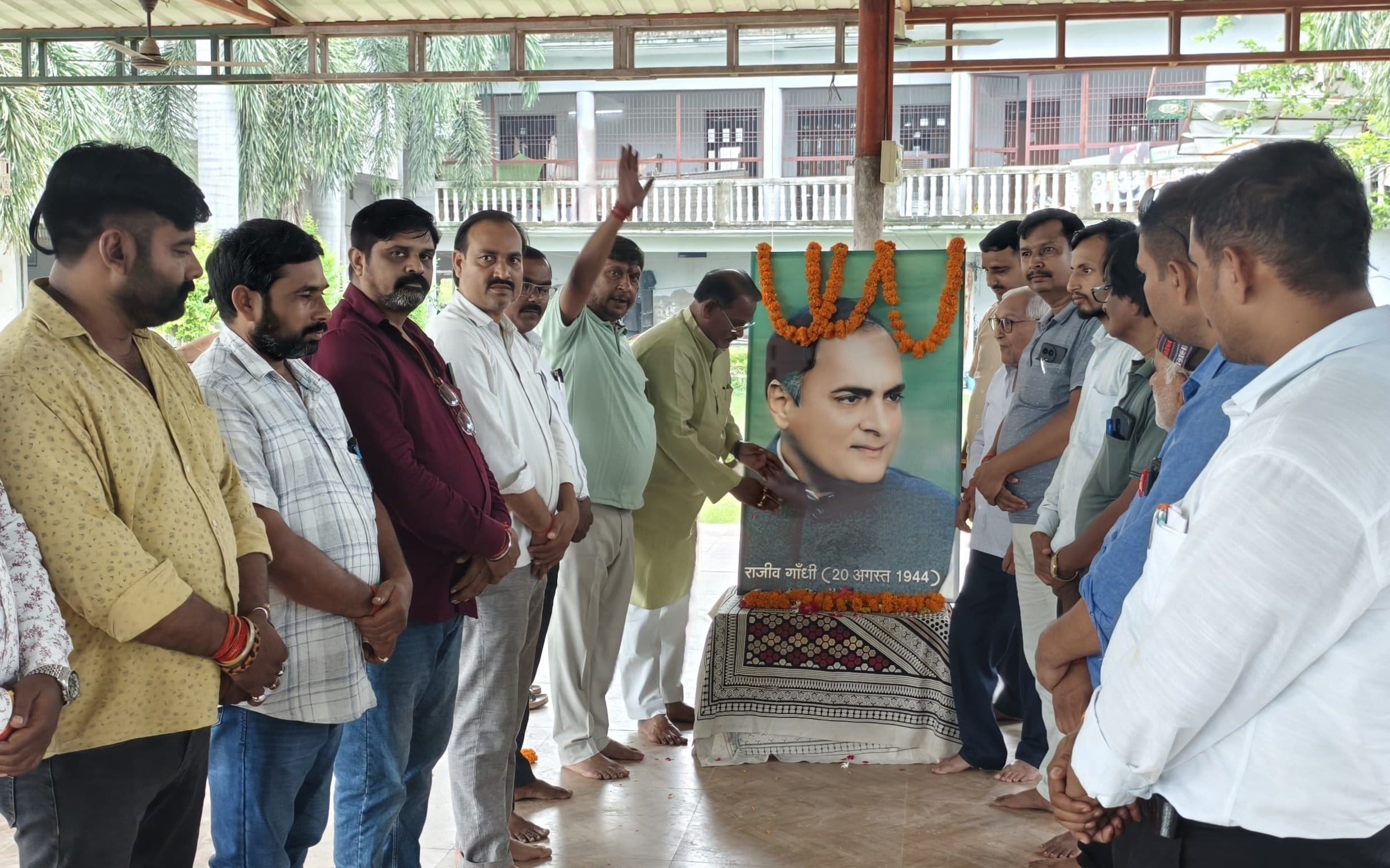 कांग्रेस कार्यालय पर आयोजित कार्यक्रम में पूर्व प्रधानमंत्री राजीव गांधी की जयंती पर उनके चित्र कांग्रेस कार्यालय पर आयोजित कार्यक्रम में पूर्व प्रधानमंत्री राजीव गांधी की जयंती पर उनके चित्र