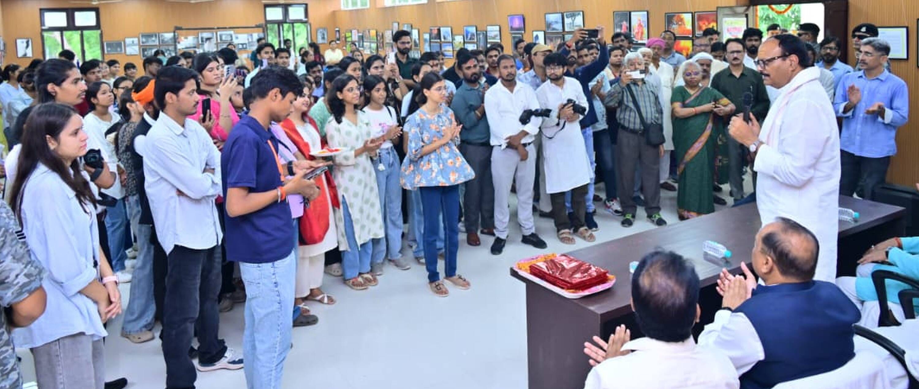 कॉलेज ऑफ आर्ट्स में प्रदर्शनी का उद्घाटन और अवलोकन करते उपमुख्यमंत्री ्ब्रजेश पाठक कॉलेज ऑफ आर्ट्स में प्रदर्शनी का उद्घाटन और अवलोकन करते उपमुख्यमंत्री ्ब्रजेश पाठक