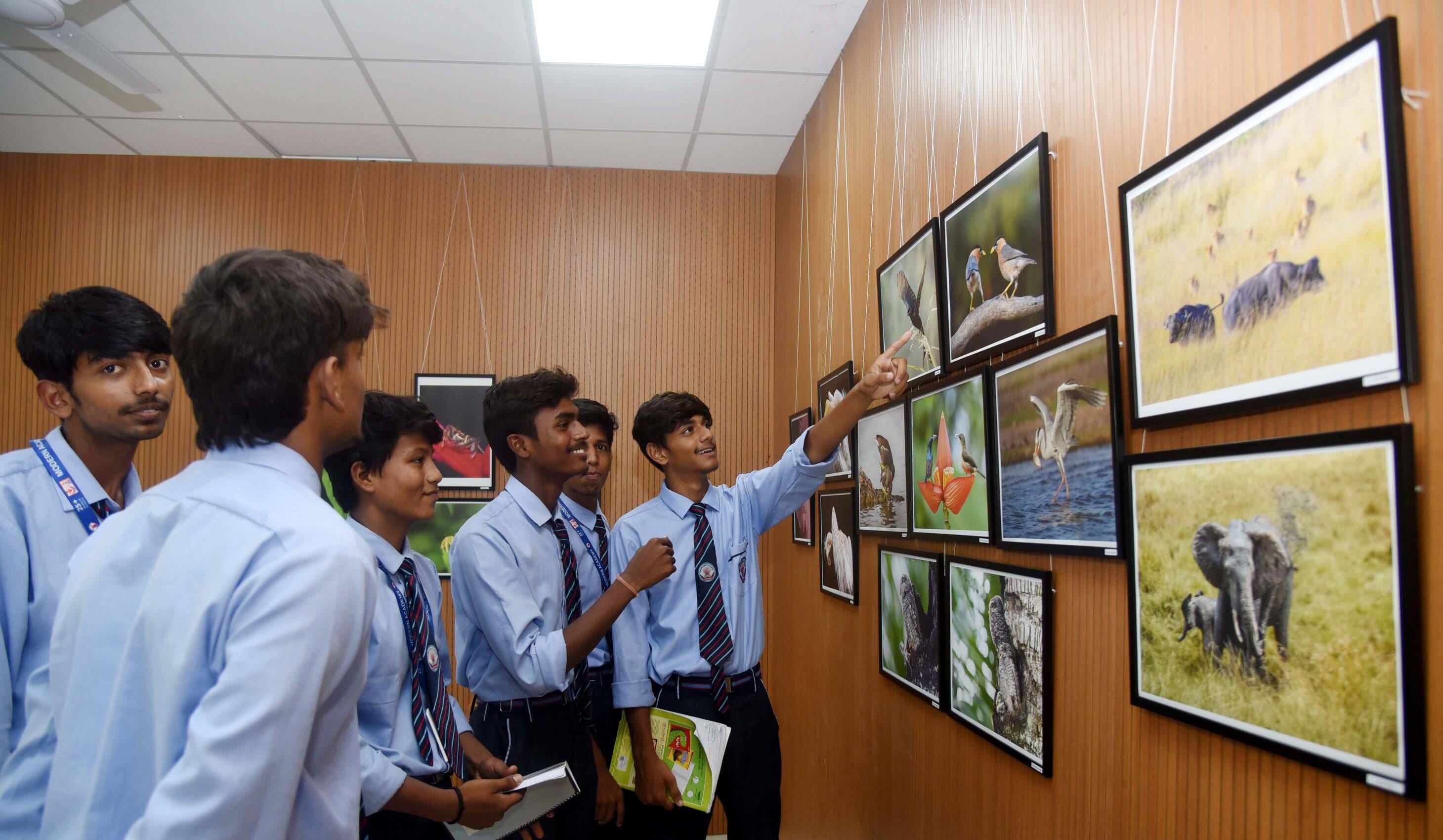 कॉलेज ऑफ आर्ट्स में प्रदर्शनी का उद्घाटन और अवलोकन करते उपमुख्यमंत्री ्ब्रजेश पाठक कॉलेज ऑफ आर्ट्स में प्रदर्शनी का उद्घाटन और अवलोकन करते उपमुख्यमंत्री ्ब्रजेश पाठक