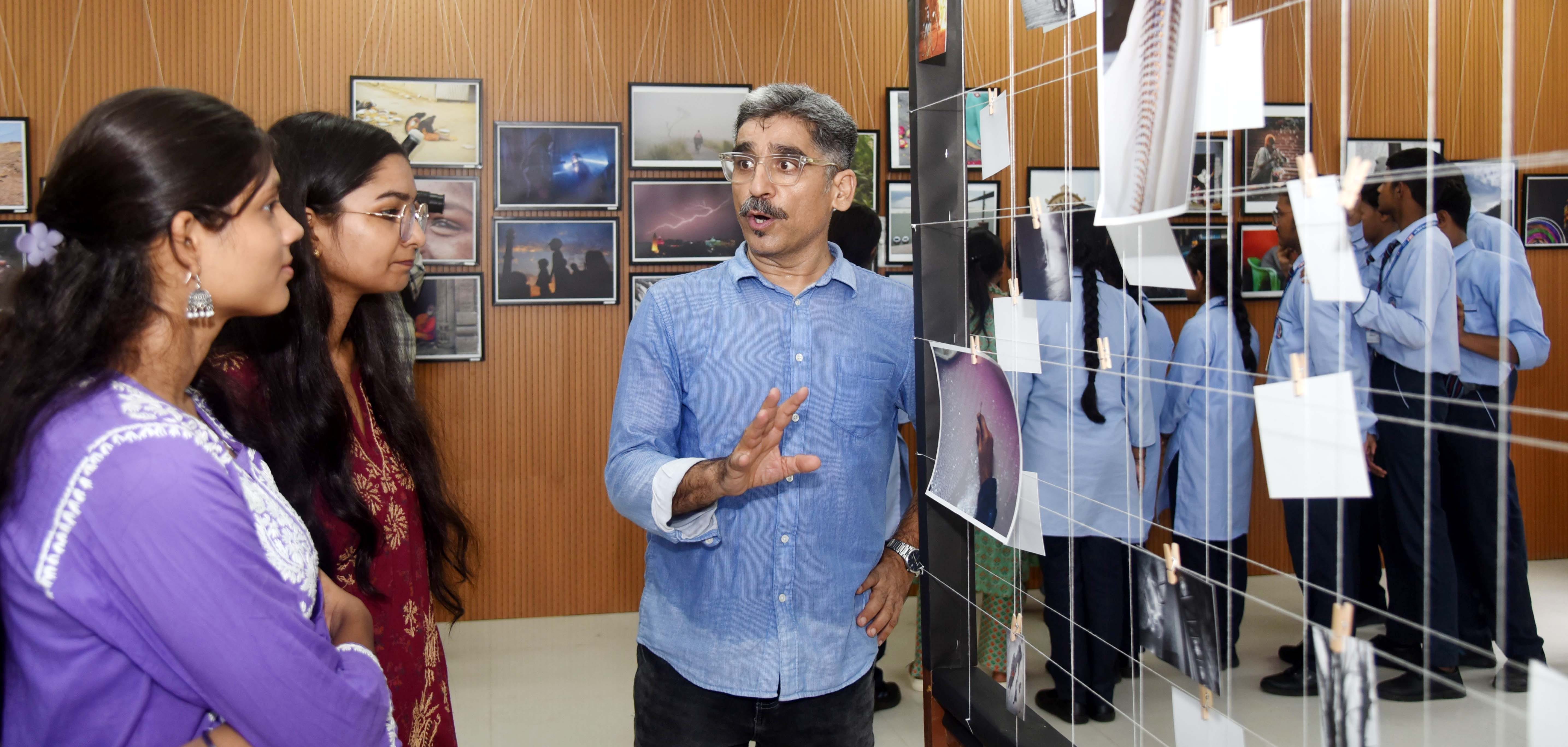 कॉलेज ऑफ आर्ट्स में प्रदर्शनी का उद्घाटन और अवलोकन करते उपमुख्यमंत्री ्ब्रजेश पाठक कॉलेज ऑफ आर्ट्स में प्रदर्शनी का उद्घाटन और अवलोकन करते उपमुख्यमंत्री ्ब्रजेश पाठक