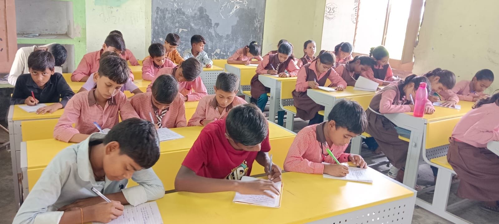 कंपोजिट विद्यालय लोहंगपुर डीह में प्रथम सत्र परीक्षा देते छात्र। - संवाद कंपोजिट विद्यालय लोहंगपुर डीह में प्रथम सत्र परीक्षा देते छात्र। - संवाद