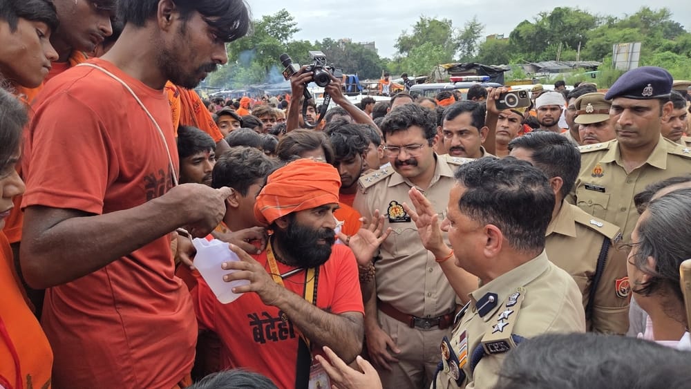 कांवड़ियों के प्रदर्शन से मोहान रोड और आगरा-लखनऊ एक्सप्रेसवे पर करीब सात घंटे यातायात प्रभावित कांवड़ियों के प्रदर्शन से मोहान रोड और आगरा-लखनऊ एक्सप्रेसवे पर करीब सात घंटे यातायात प्रभावित