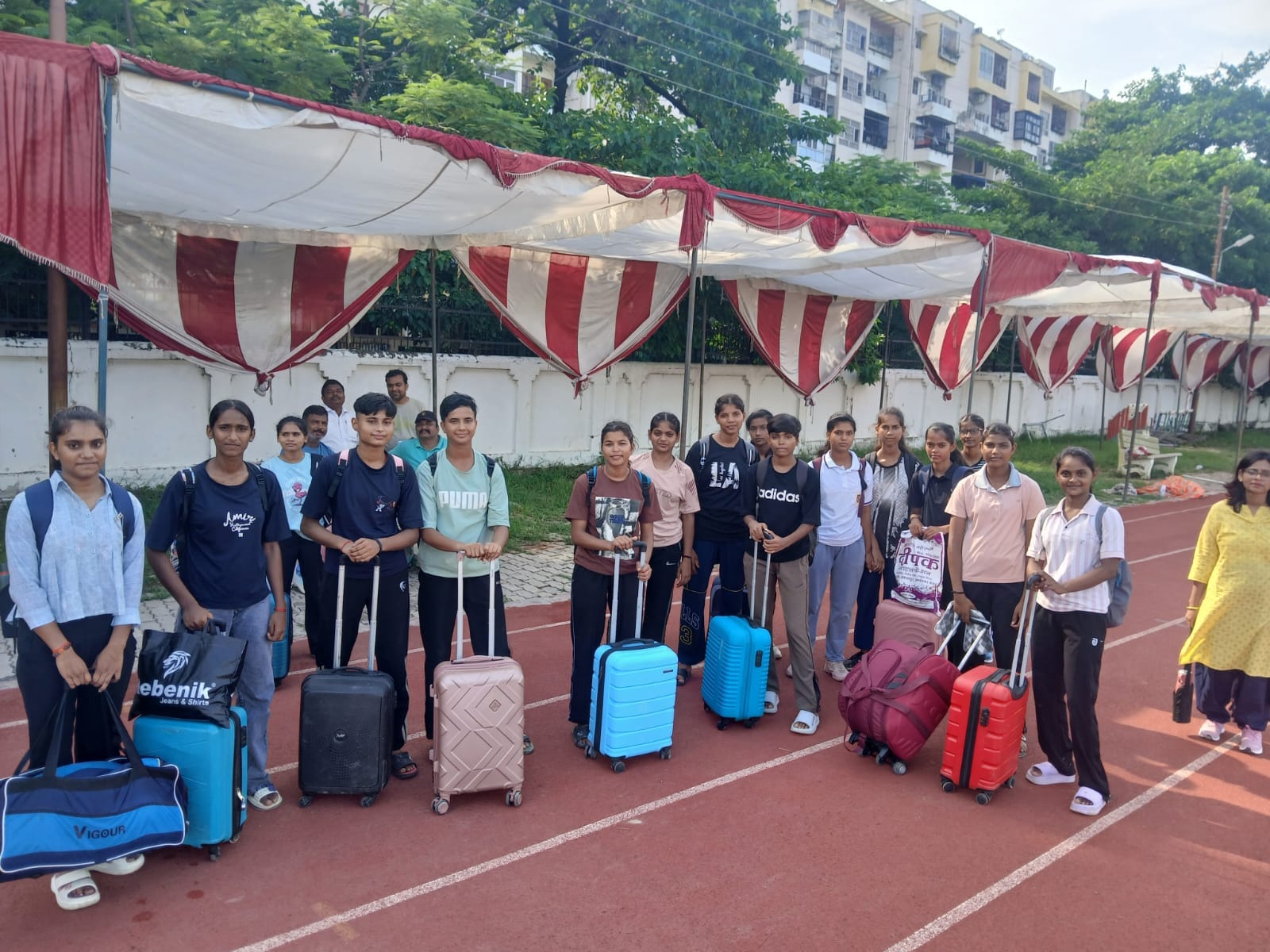 लालपुर स्टेडियम में लगे राष्ट्रीय प्रशिक्षण शिविर में यूपी की फुटबॉल टीम के खिलाड़ी प्रशिक्षक लालपुर स्टेडियम में लगे राष्ट्रीय प्रशिक्षण शिविर में यूपी की फुटबॉल टीम के खिलाड़ी प्रशिक्षक