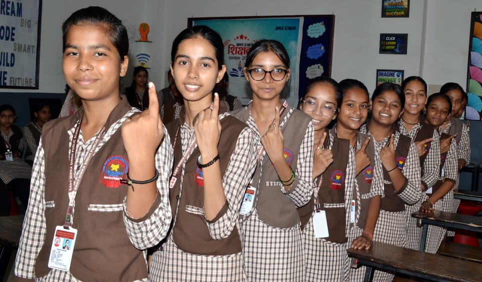  मूनक गांव स्टौडी के एमडी सीनियर सेकेंडरी विद्यालय में अमर उजाला शिक्षक सम्मान मतदान के दौरान म