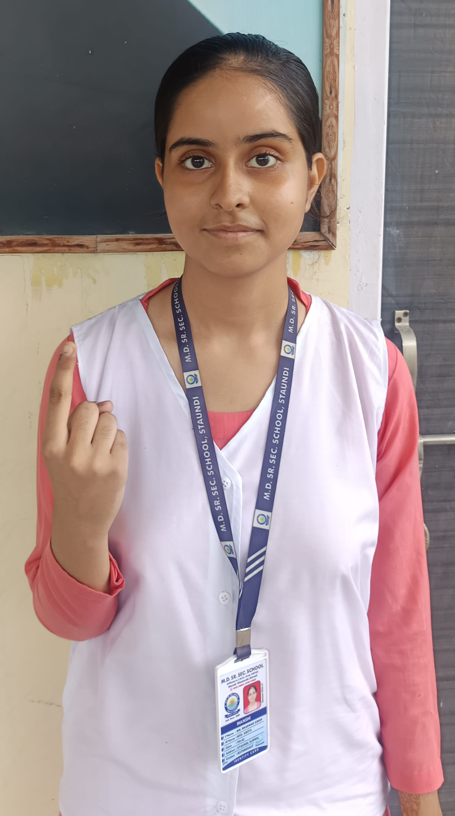  मूनक गांव स्टौडी के एमडी सीनियर सेकेंडरी विद्यालय में अमर उजाला शिक्षक सम्मान मतदान के दौरान म