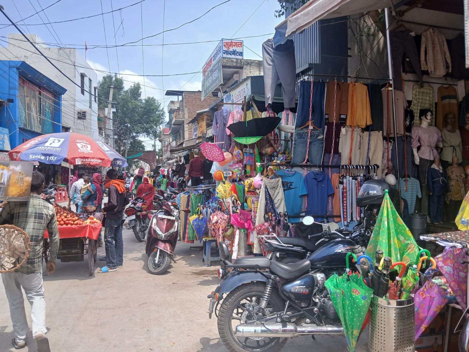 मोती चौक पर घंटेश्वर मंदिर के पीछे दुकानों के बाहर लगी रेहड़ियां व फड़। संवाद मोती चौक पर घंटेश्वर मंदिर के पीछे दुकानों के बाहर लगी रेहड़ियां व फड़। संवाद