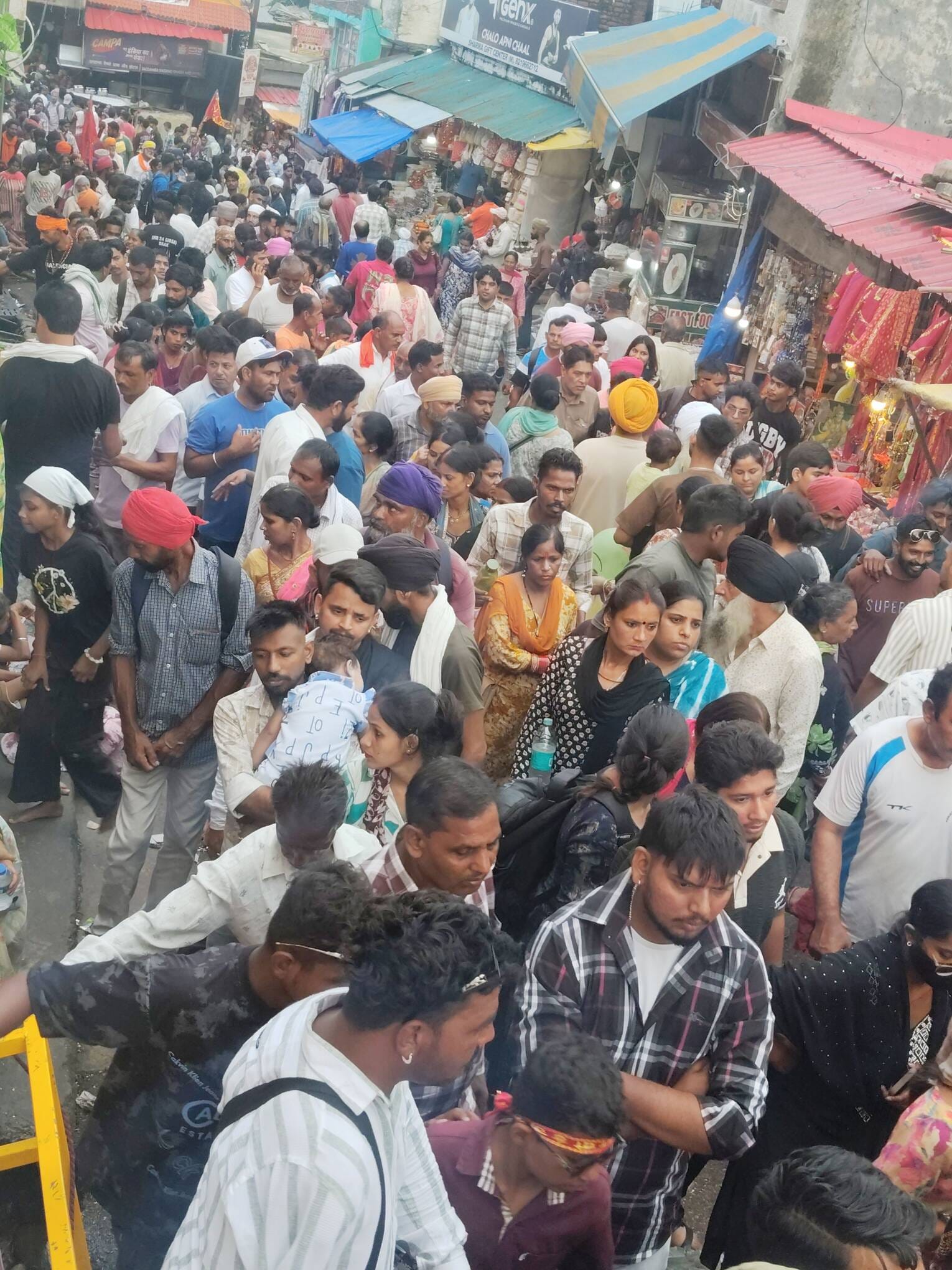 माता चिंतपूर्णी मंदिर में मेले के दौरान दर्शनों के लिए उमड़ी श्रद्धालुओं की भीड। संवाद माता चिंतपूर्णी मंदिर में मेले के दौरान दर्शनों के लिए उमड़ी श्रद्धालुओं की भीड। संवाद