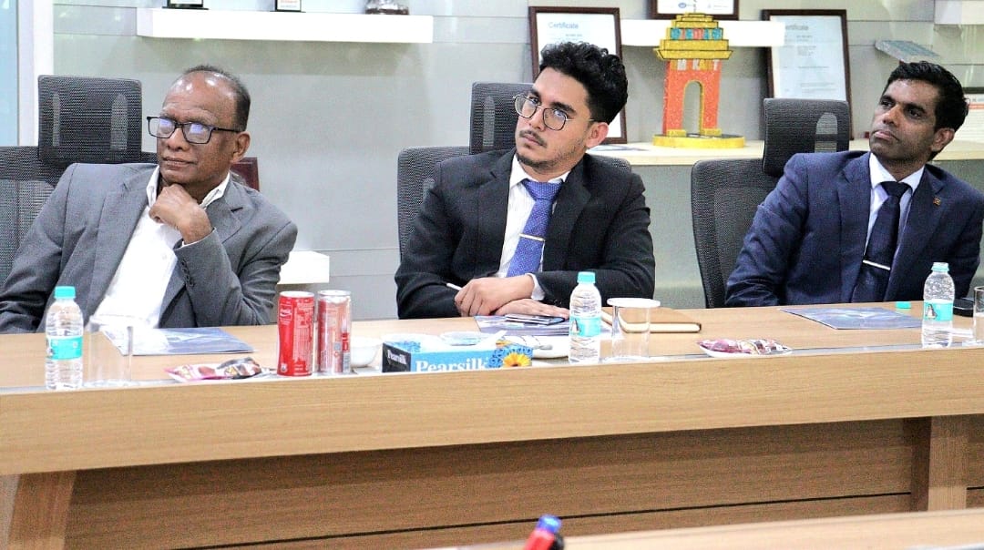 नोएडा में सोलर प्लांट का भ्रमण करते श्रीलंकाई ऊर्जामंत्री