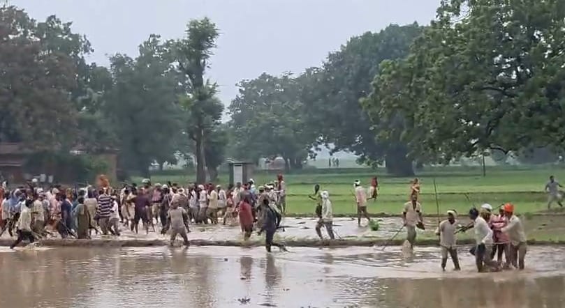 नौगढ़ के भरदुआ गांव में विस्थापित जमीन को लेकर विवाद के बाद पहुंची पुलिस। संवाद नौगढ़ के भरदुआ गांव में विस्थापित जमीन को लेकर विवाद के बाद पहुंची पुलिस। संवाद