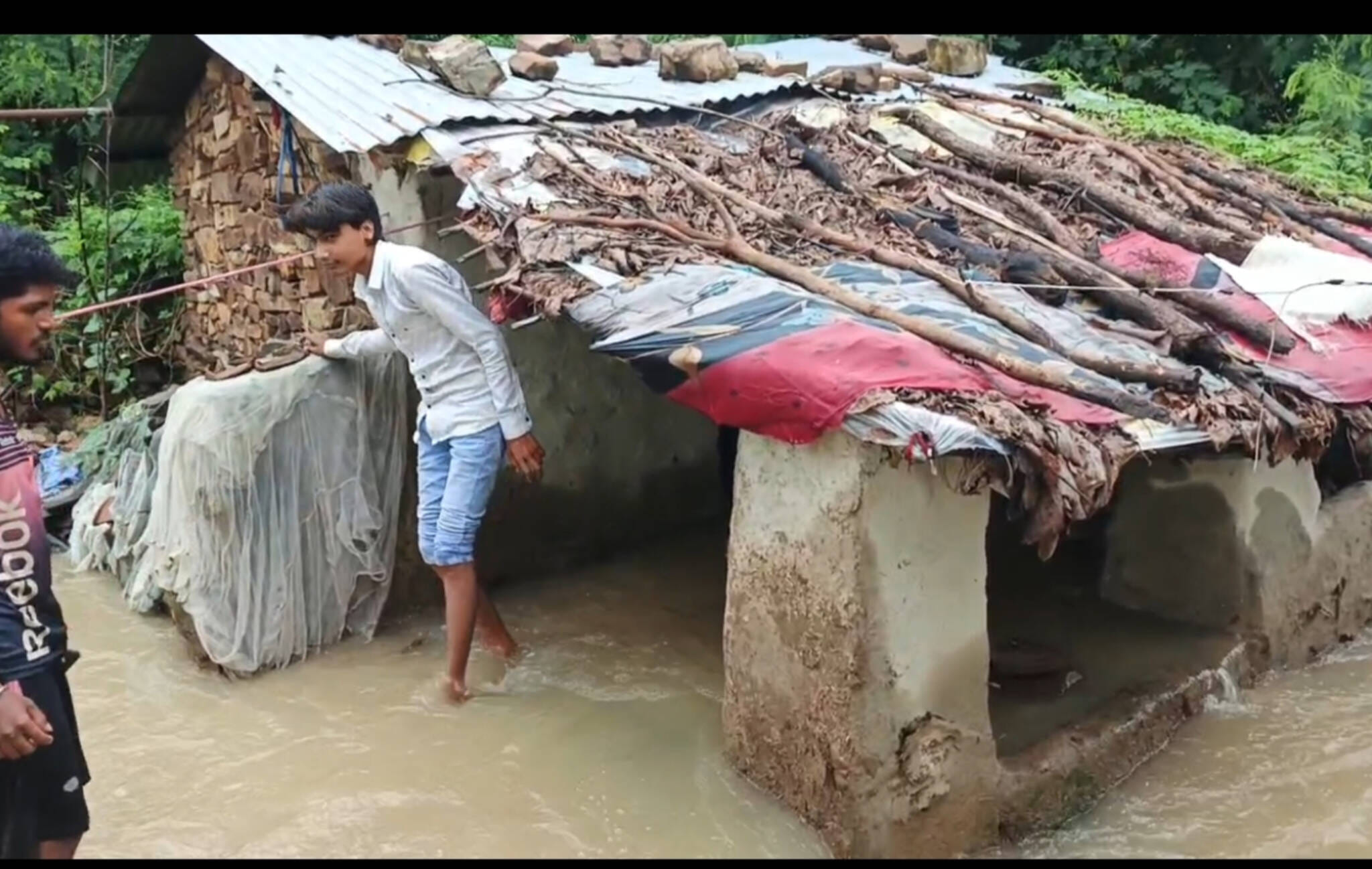 पन्ना में बाघिन नदी खतरे के निशान से ऊपर कलेक्टर ने की चार दिन का अवकाश घोषित लोगों के घरों में