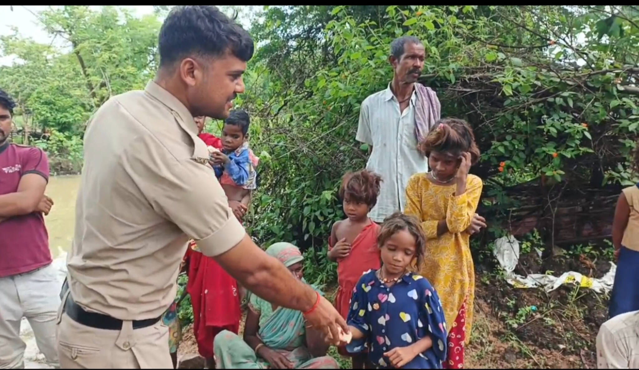 पन्ना में बाघिन नदी खतरे के निशान से ऊपर कलेक्टर ने की चार दिन का अवकाश घोषित लोगों के घरों में