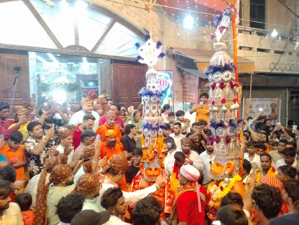 पानीपत सावन ज्योत सभा की शोभायात्रा में देशभक्ति की झांकी में प्रस्तुति देते। संवाद