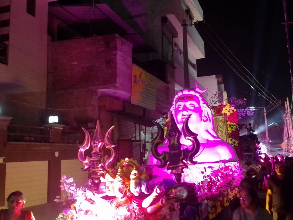 पानीपत सावन ज्योत सभा की शोभायात्रा में देशभक्ति की झांकी में प्रस्तुति देते। संवाद