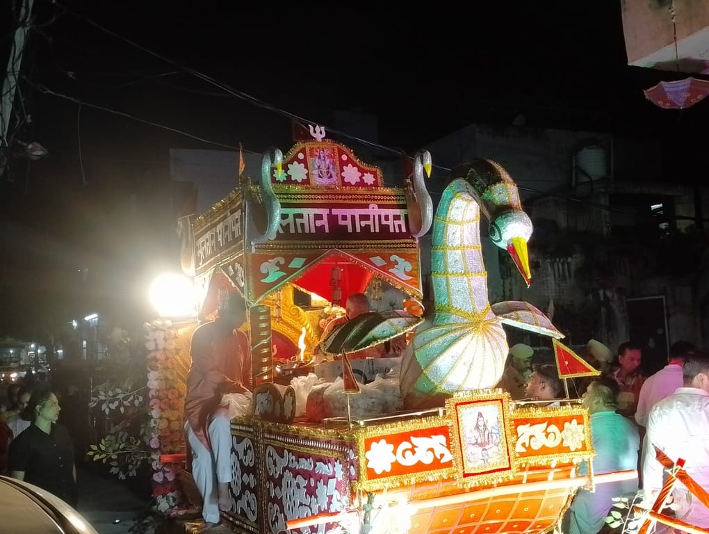 पानीपत सावन ज्योत सभा की शोभायात्रा में देशभक्ति की झांकी में प्रस्तुति देते। संवाद