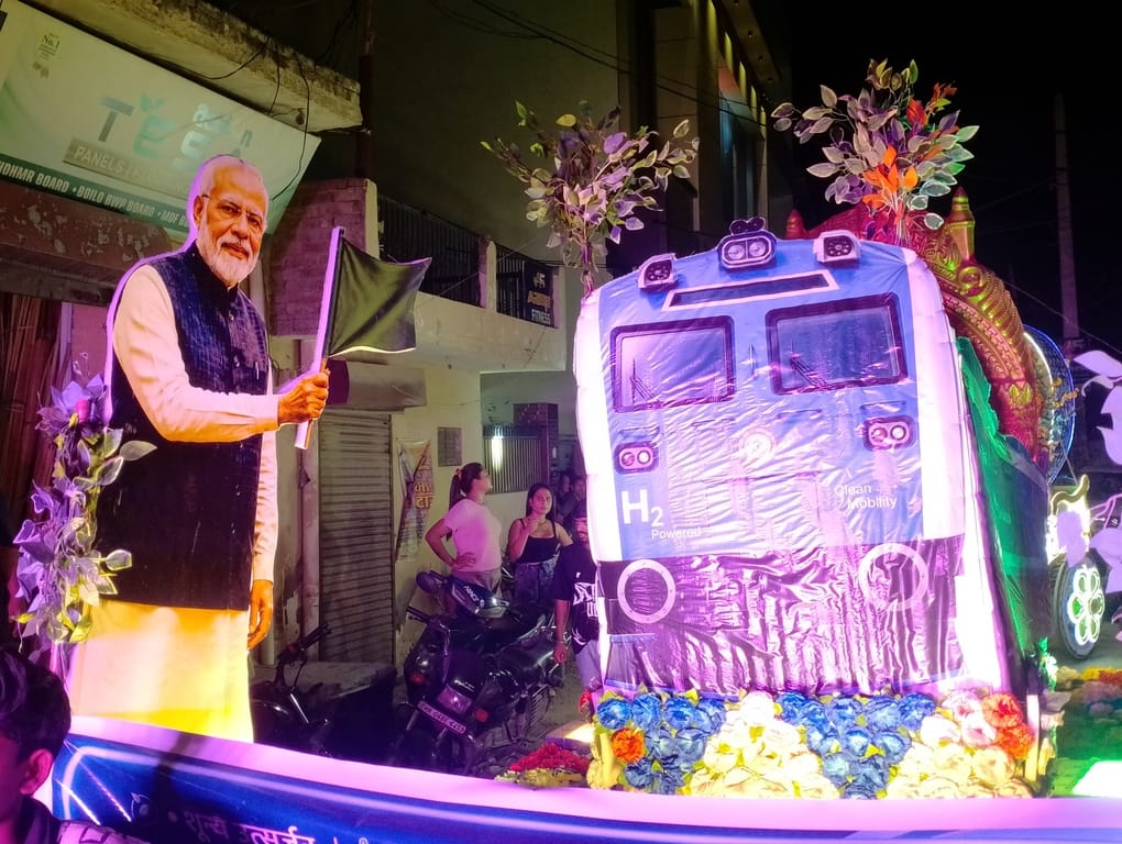 पानीपत सावन ज्योत सभा की शोभायात्रा में देशभक्ति की झांकी में प्रस्तुति देते। संवाद