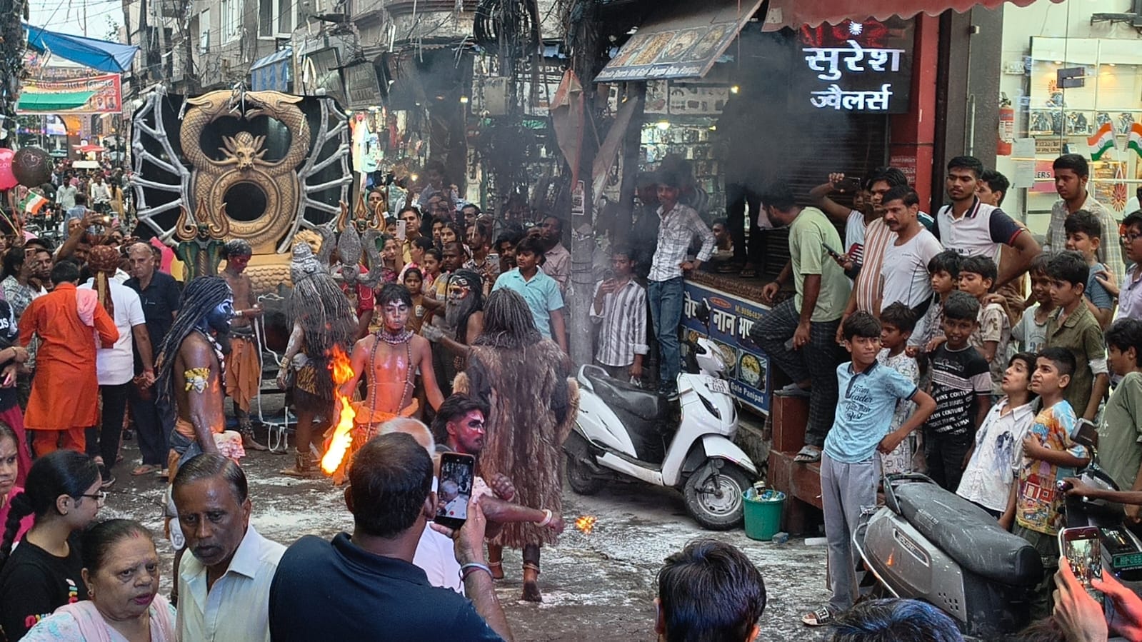 पानीपत सावन ज्योत सभा की शोभायात्रा में देशभक्ति की झांकी में प्रस्तुति देते। संवाद