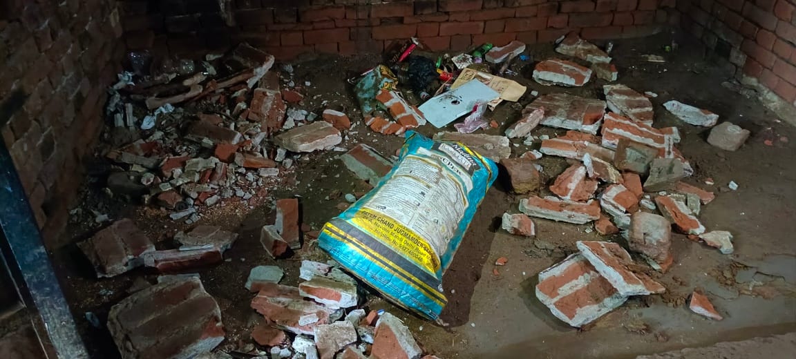 पुराने लेंटर की छत का नीचे का हिस्सा गिरा स्रोत संवाद