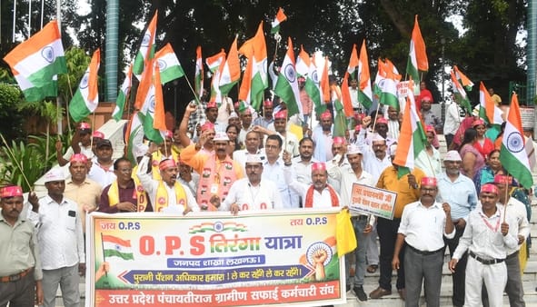 पुरानी पेंशन योजना बहाल करने की मांग के समर्थन में तिरंगा यात्रा निकालते ग्रामीण सफाई कर्मचारी। पुरानी पेंशन योजना बहाल करने की मांग के समर्थन में तिरंगा यात्रा निकालते ग्रामीण सफाई कर्मचारी।
