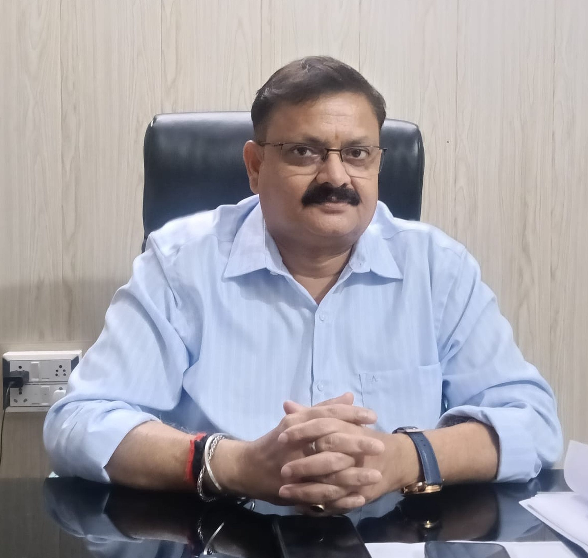 रायबरेली में शहर में छापामारी के दौरान गोदाम में चीनी का स्टॉक चेक करती टीम।