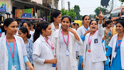 समस्तीपुर जिले के हरपुर एलॉथ में सड़क जाम करते हुए छात्र फोटो: अमर उजाला समस्तीपुर जिले के हरपुर एलॉथ में सड़क जाम करते हुए छात्र फोटो: अमर उजाला