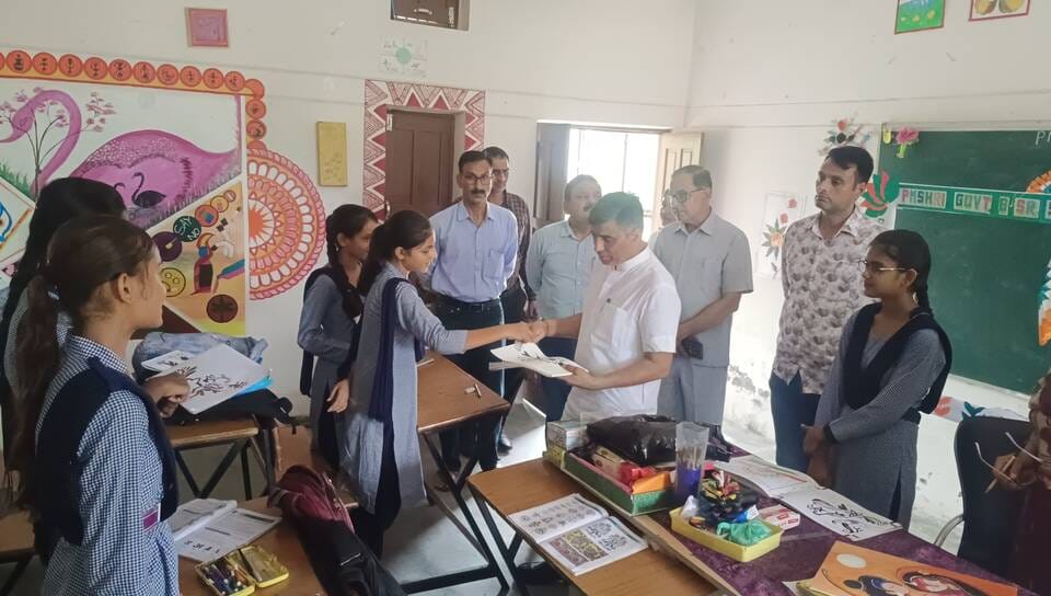 सोनीपत के गन्नौर खंड में दातौली गांव के सरकारी स्कूल में निरीक्षण के दौरान विज्ञान लैब में परीक