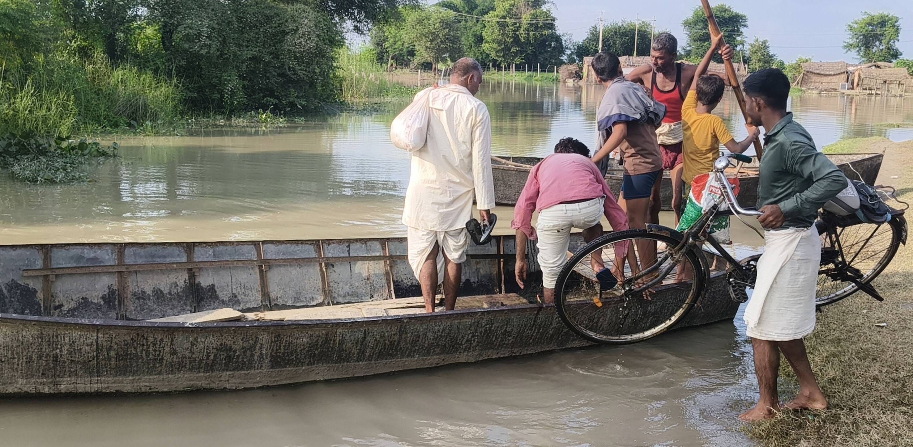 सरयू का जलस्तर बढ़ने के बाद कोटसराय के माझा कला में साइकिल के साथ गंतव्य की ओर जाते स्थानीय ग्र सरयू का जलस्तर बढ़ने के बाद कोटसराय के माझा कला में साइकिल के साथ गंतव्य की ओर जाते स्थानीय ग्र