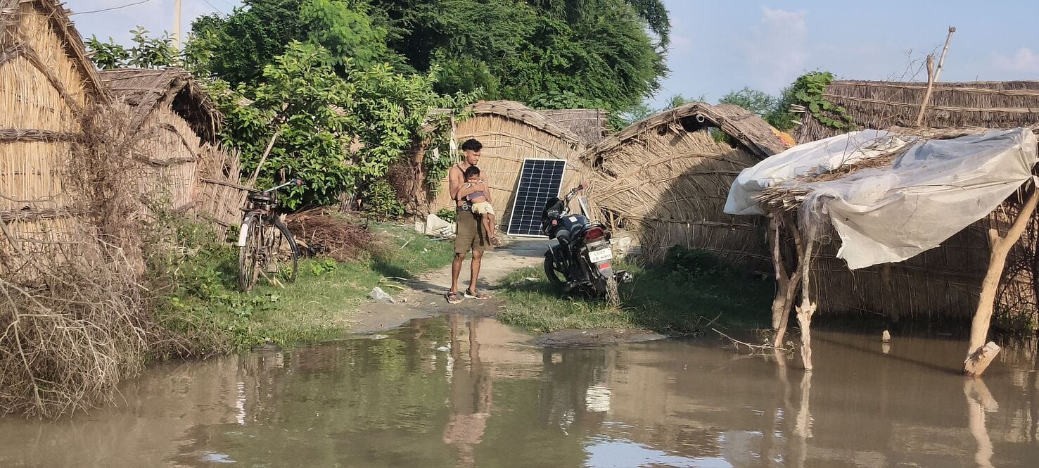 सरयू का जलस्तर बढ़ने के बाद कोटसराय के माझा कला में साइकिल के साथ गंतव्य की ओर जाते स्थानीय ग्र सरयू का जलस्तर बढ़ने के बाद कोटसराय के माझा कला में साइकिल के साथ गंतव्य की ओर जाते स्थानीय ग्र