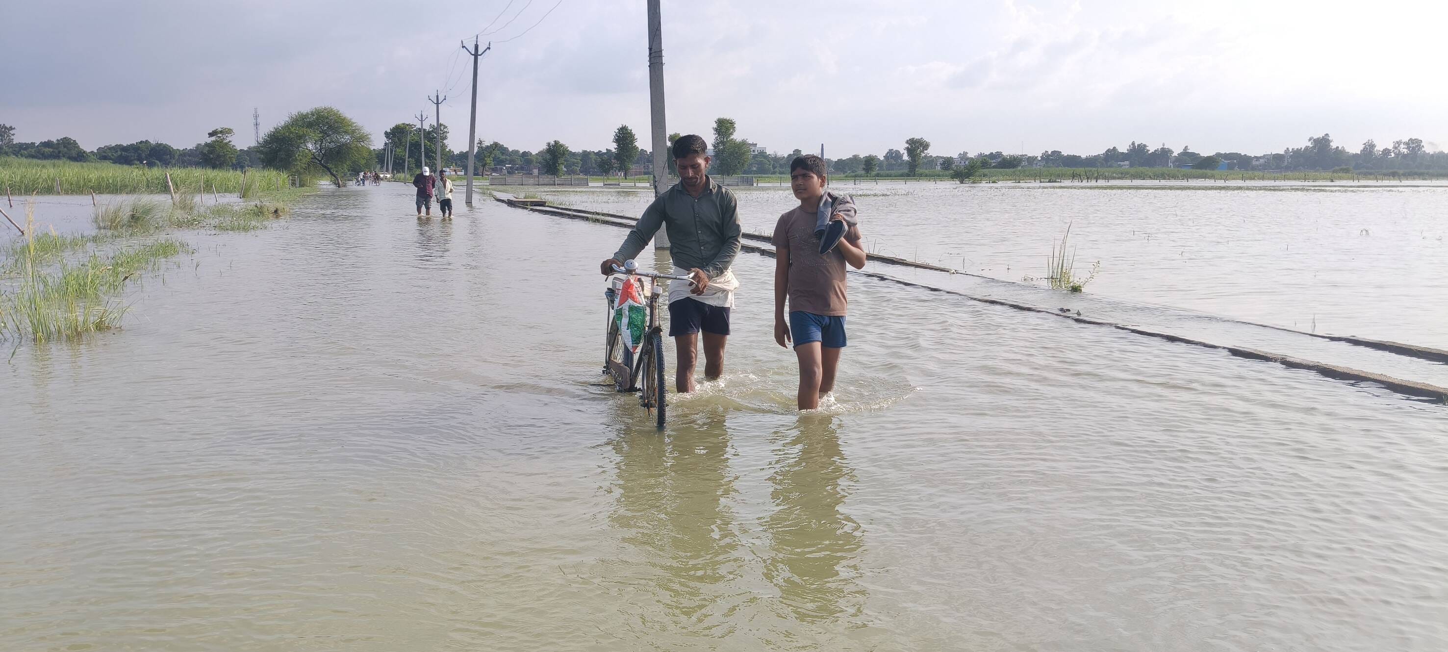 सरयू का जलस्तर बढ़ने के बाद कोटसराय के माझा कला में साइकिल के साथ गंतव्य की ओर जाते स्थानीय ग्र सरयू का जलस्तर बढ़ने के बाद कोटसराय के माझा कला में साइकिल के साथ गंतव्य की ओर जाते स्थानीय ग्र