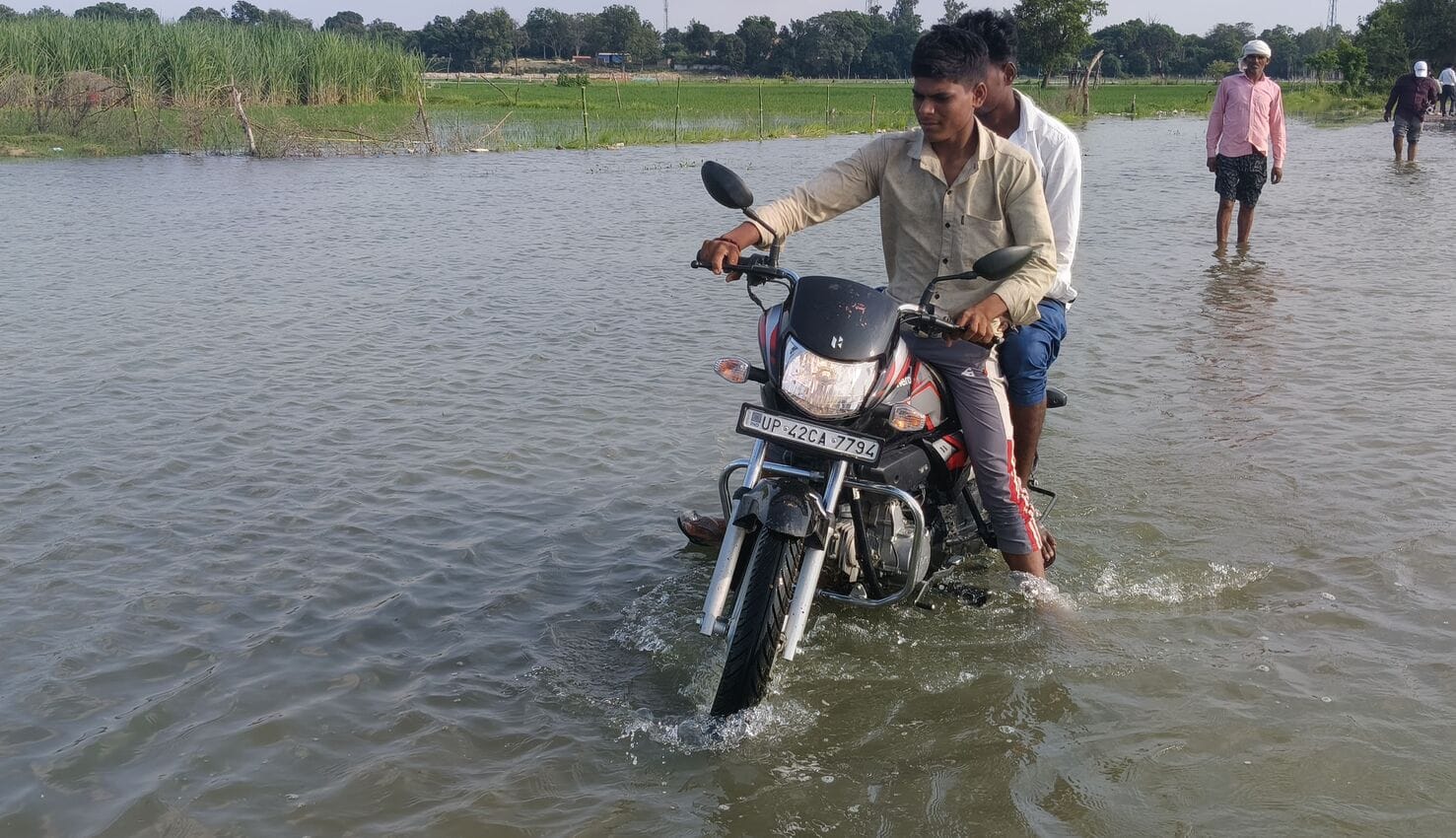 सरयू का जलस्तर बढ़ने के बाद कोटसराय के माझा कला में साइकिल के साथ गंतव्य की ओर जाते स्थानीय ग्र सरयू का जलस्तर बढ़ने के बाद कोटसराय के माझा कला में साइकिल के साथ गंतव्य की ओर जाते स्थानीय ग्र