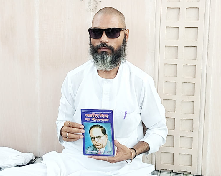 शिक्षक अनूप पर छात्राओं के आरोप मामले में खंड शिक्षा अधिकारी जगदीश से बातचीत करते हुए हरिया शिक्षक अनूप पर छात्राओं के आरोप मामले में खंड शिक्षा अधिकारी जगदीश से बातचीत करते हुए हरिया