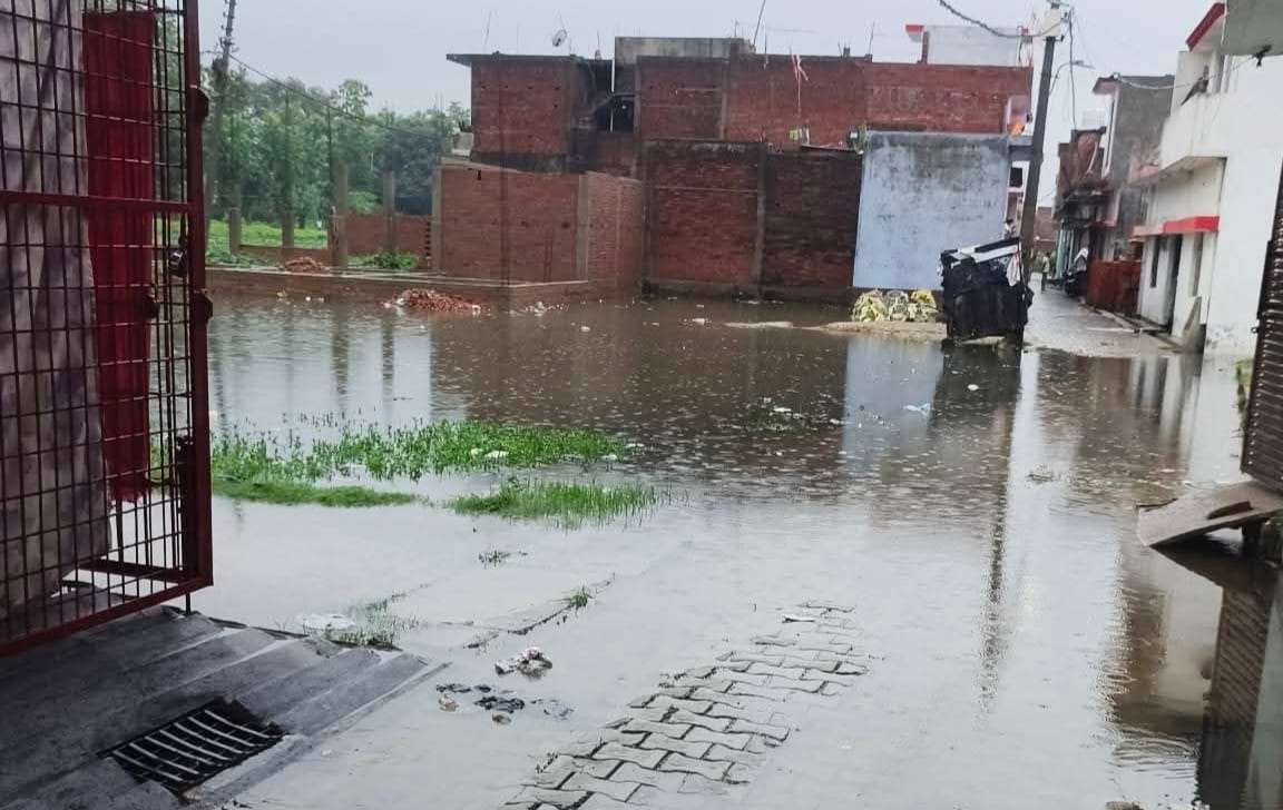 शिव कॉलोनी में गली में जलभराव। संवाद शिव कॉलोनी में गली में जलभराव। संवाद
