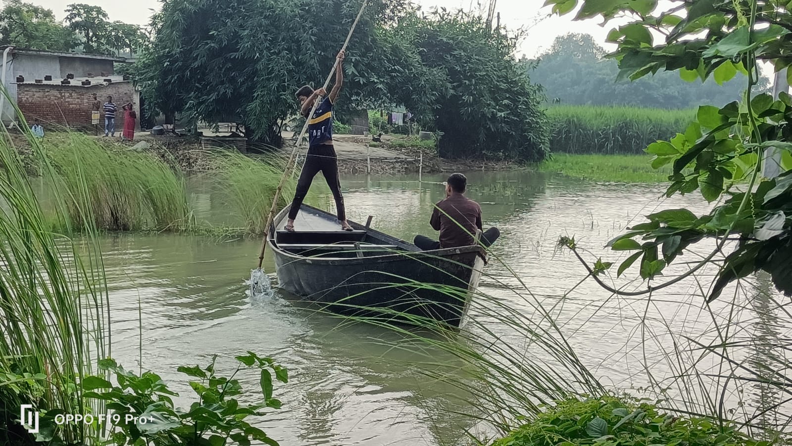टांडा के रौजा मीरानपुर में घर में घुसा पानी व बैठे ग्रामीण। संवाद टांडा के रौजा मीरानपुर में घर में घुसा पानी व बैठे ग्रामीण। संवाद