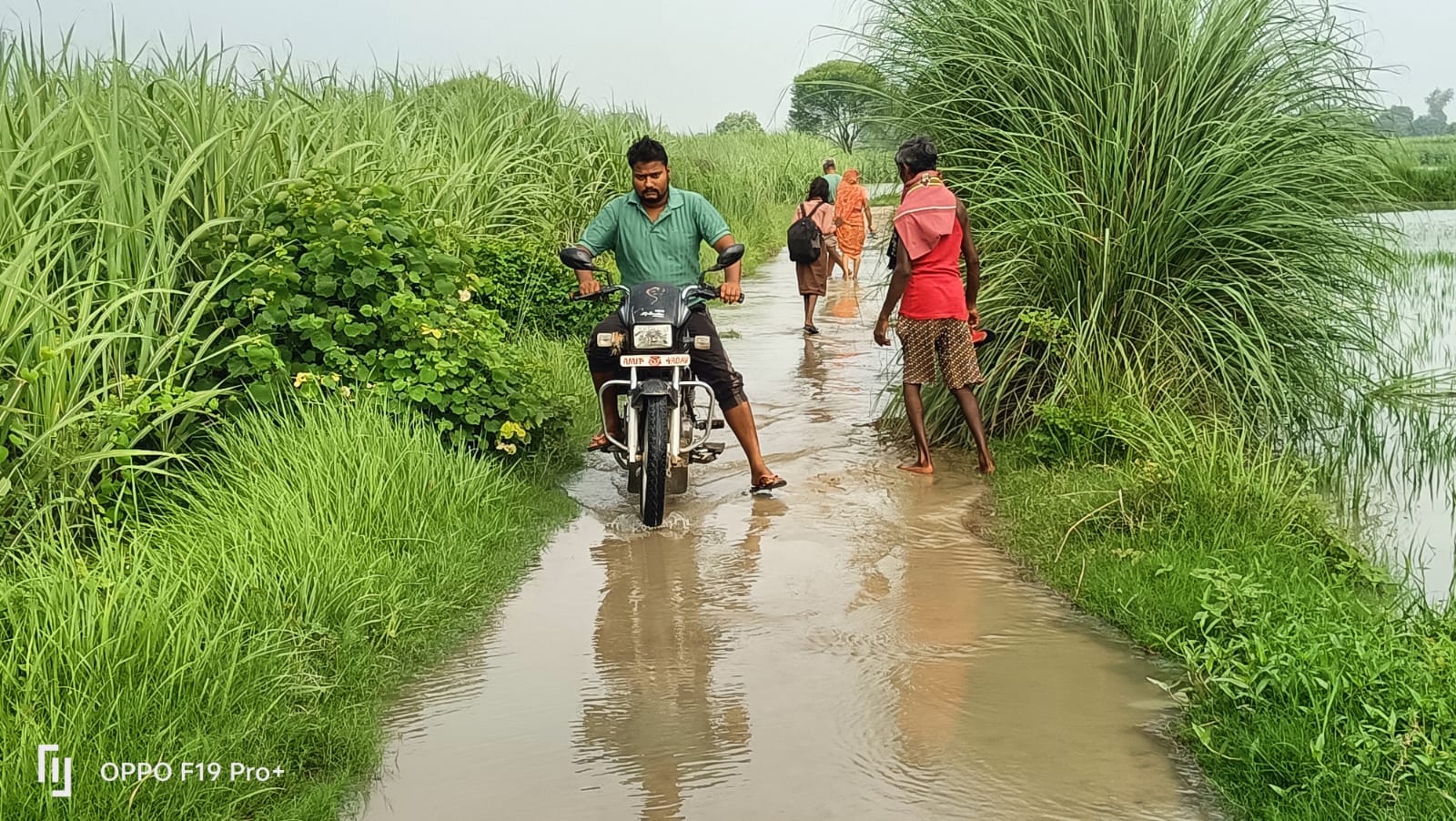 टांडा के रौजा मीरानपुर में घर में घुसा पानी व बैठे ग्रामीण। संवाद टांडा के रौजा मीरानपुर में घर में घुसा पानी व बैठे ग्रामीण। संवाद