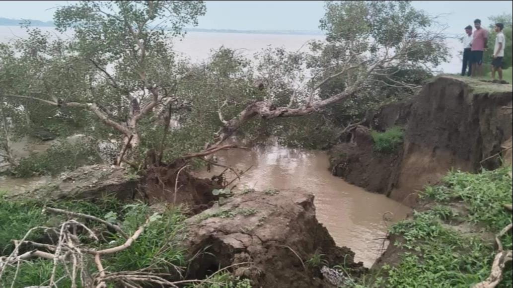 टांडाकला के बढ़ता गंगा का जलस्तर। संवाद टांडाकला के बढ़ता गंगा का जलस्तर। संवाद