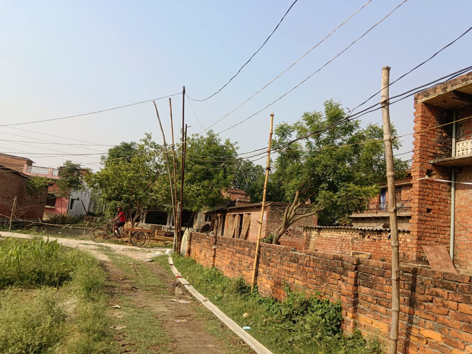दुबिहा गांव स्थित बिजली का जर्जर तार। संवाद दुबिहा गांव स्थित बिजली का जर्जर तार। संवाद