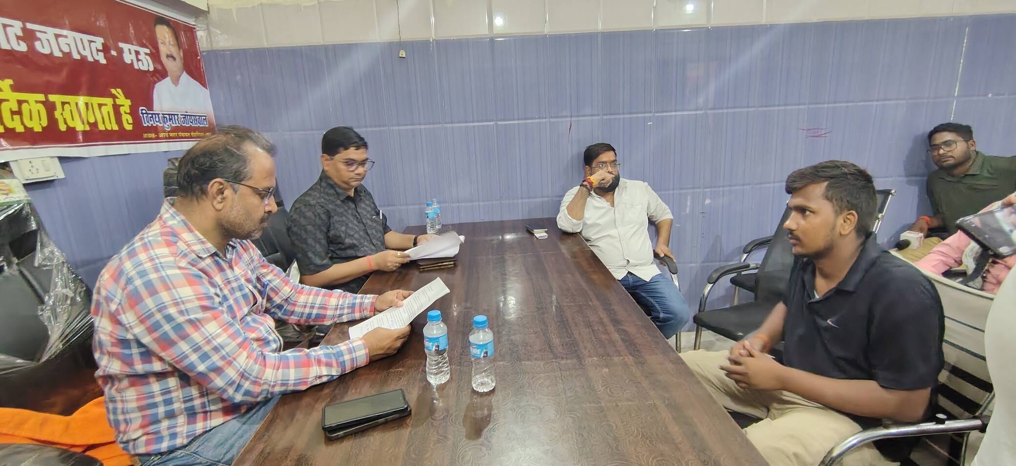 दोहरीघाट नगर पंचायत कार्यालय परिसर में बने ओवरहेड टैंक पर चढ़ा युवक। दोहरीघाट नगर पंचायत कार्यालय परिसर में बने ओवरहेड टैंक पर चढ़ा युवक।