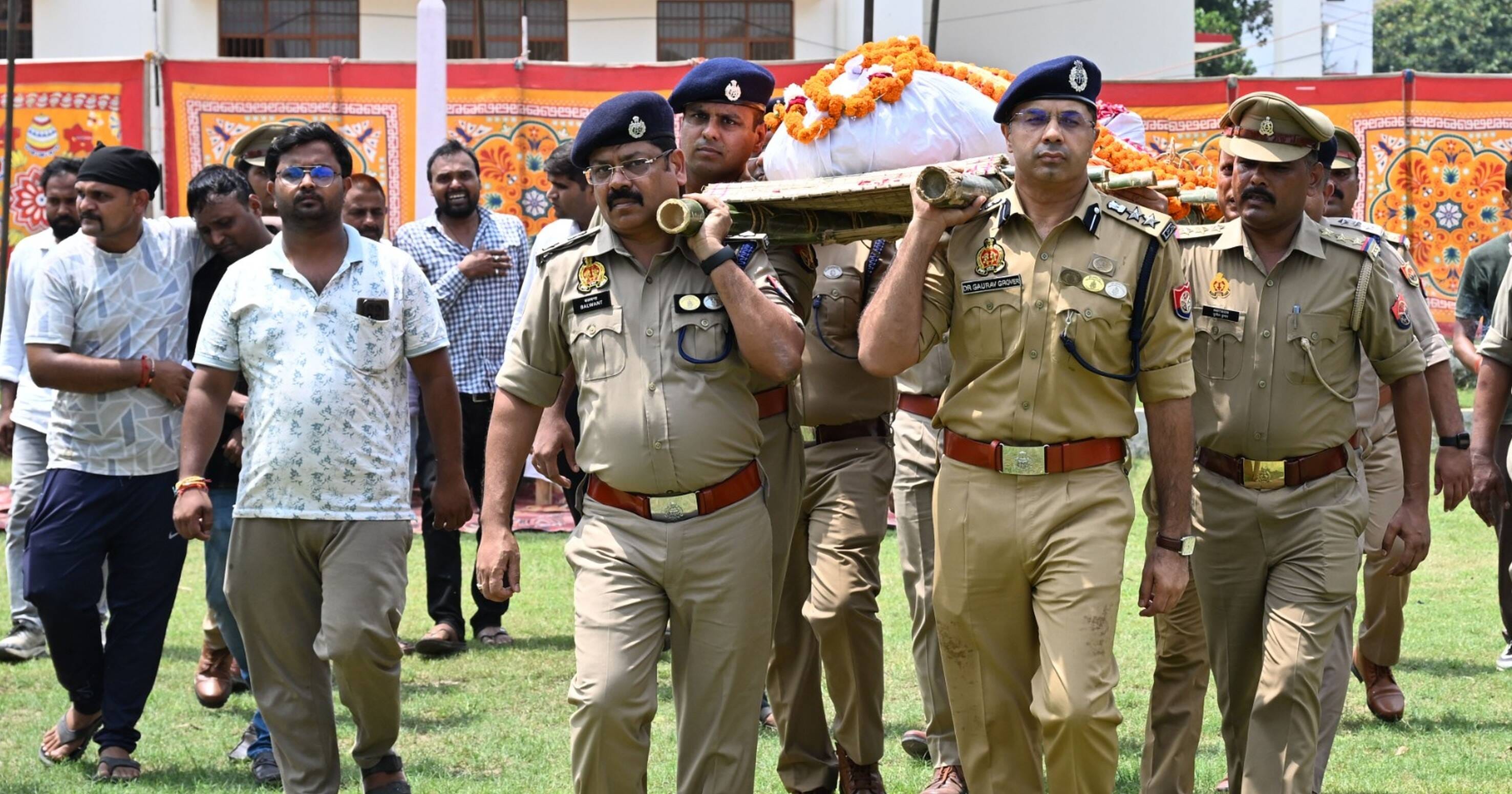उपनिरीक्षक आकाश यादव की मौत के बाद पुलिस लाइंस में उपनिरीक्षक आकाश यादव के शव को कंधा देते एसएस