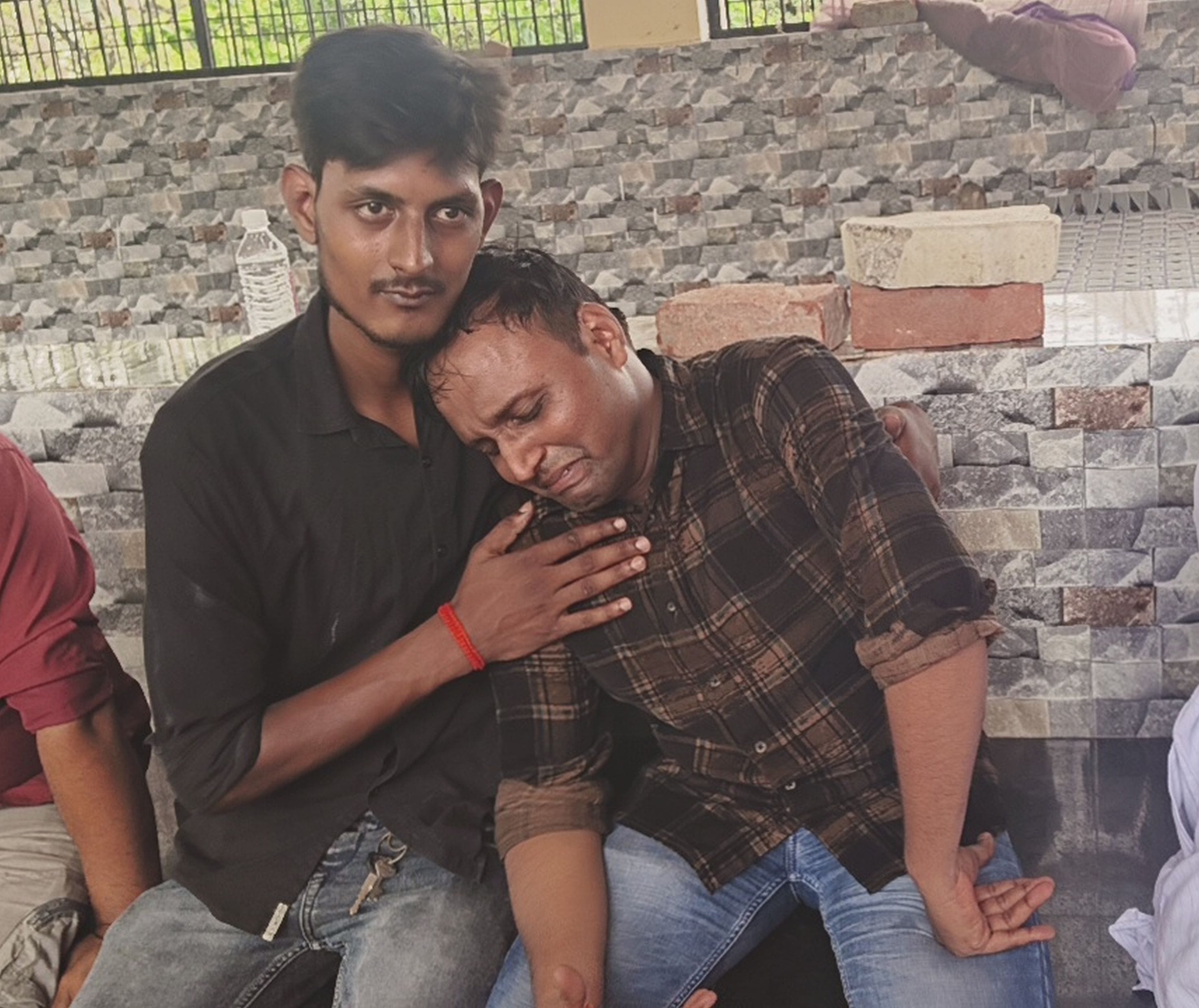 उपनिरीक्षक आकाश यादव की मौत के बाद पुलिस लाइंस में उपनिरीक्षक आकाश यादव के शव को कंधा देते एसएस