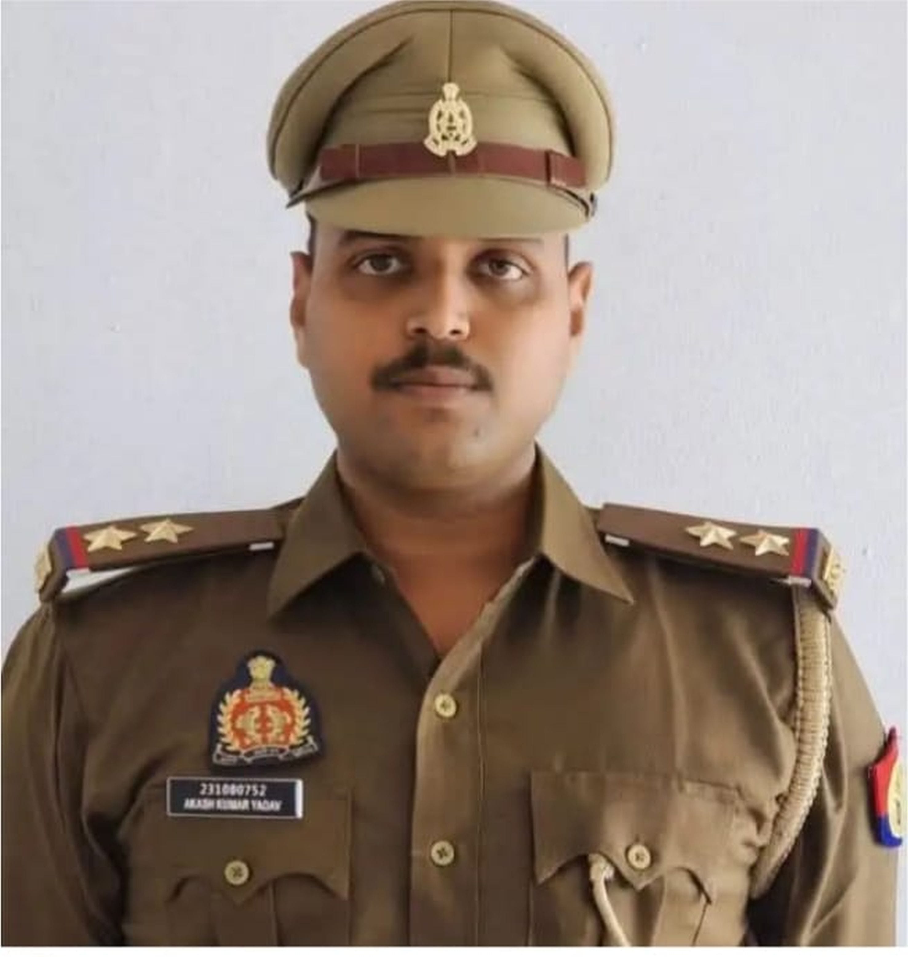 उपनिरीक्षक आकाश यादव की मौत के बाद पुलिस लाइंस में उपनिरीक्षक आकाश यादव के शव को कंधा देते एसएस