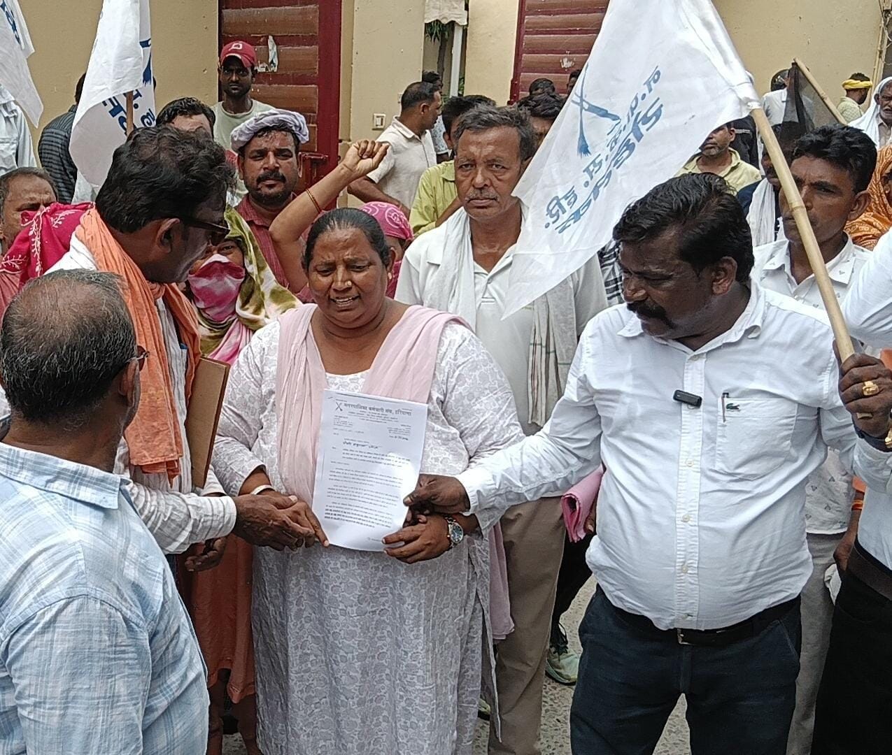 35-रोहतक में शुक्रवार को पूर्व मुख्यमंत्री भूपेंद्र सिंह हुड्डा के निवास के बाहर नारेबाजी करते 