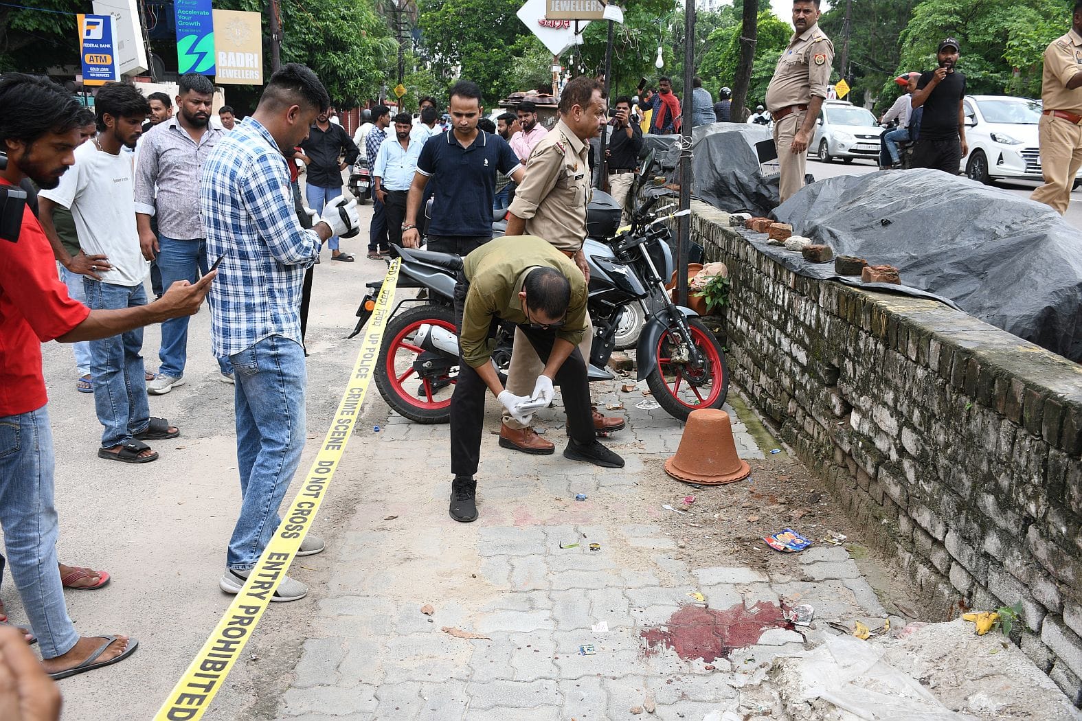 आईसीआईसीआई बैंक के बाहर दिव्या मिश्रा को गोली मारने का वीडियो फुटेज आया सामने आईसीआईसीआई बैंक के बाहर दिव्या मिश्रा को गोली मारने का वीडियो फुटेज आया सामने