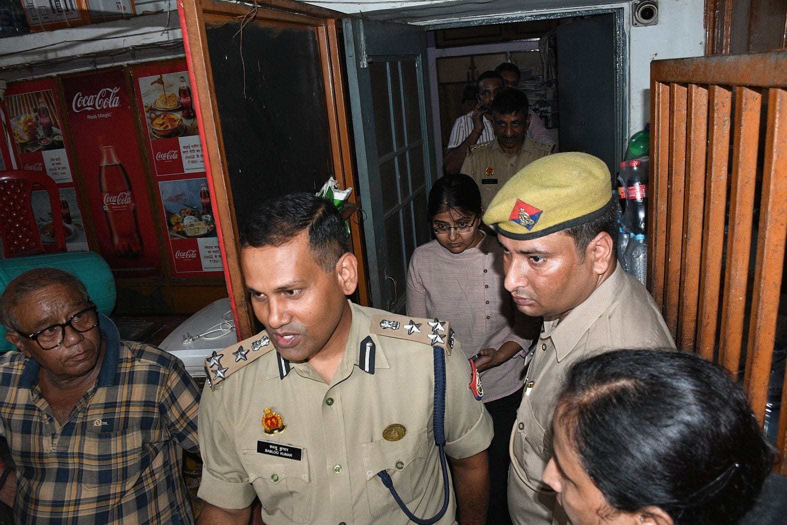 आईसीआईसीआई बैंक के बाहर दिव्या मिश्रा को गोली मारने का वीडियो फुटेज आया सामने आईसीआईसीआई बैंक के बाहर दिव्या मिश्रा को गोली मारने का वीडियो फुटेज आया सामने