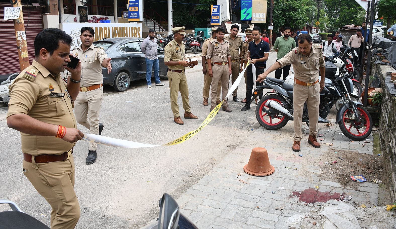 आईसीआईसीआई बैंक के बाहर दिव्या मिश्रा को गोली मारने का वीडियो फुटेज आया सामने आईसीआईसीआई बैंक के बाहर दिव्या मिश्रा को गोली मारने का वीडियो फुटेज आया सामने