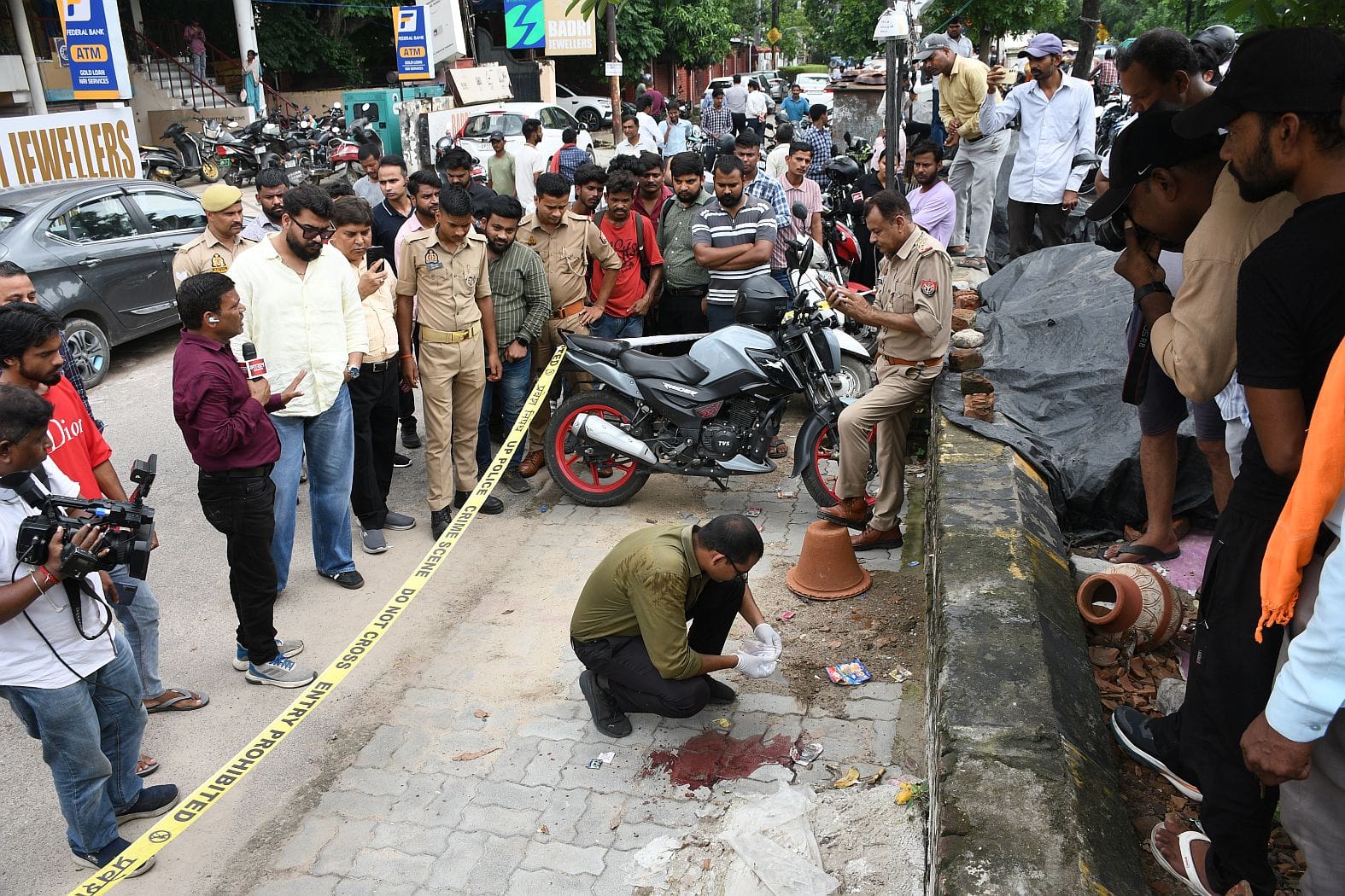 आईसीआईसीआई बैंक के बाहर दिव्या मिश्रा को गोली मारने का वीडियो फुटेज आया सामने आईसीआईसीआई बैंक के बाहर दिव्या मिश्रा को गोली मारने का वीडियो फुटेज आया सामने