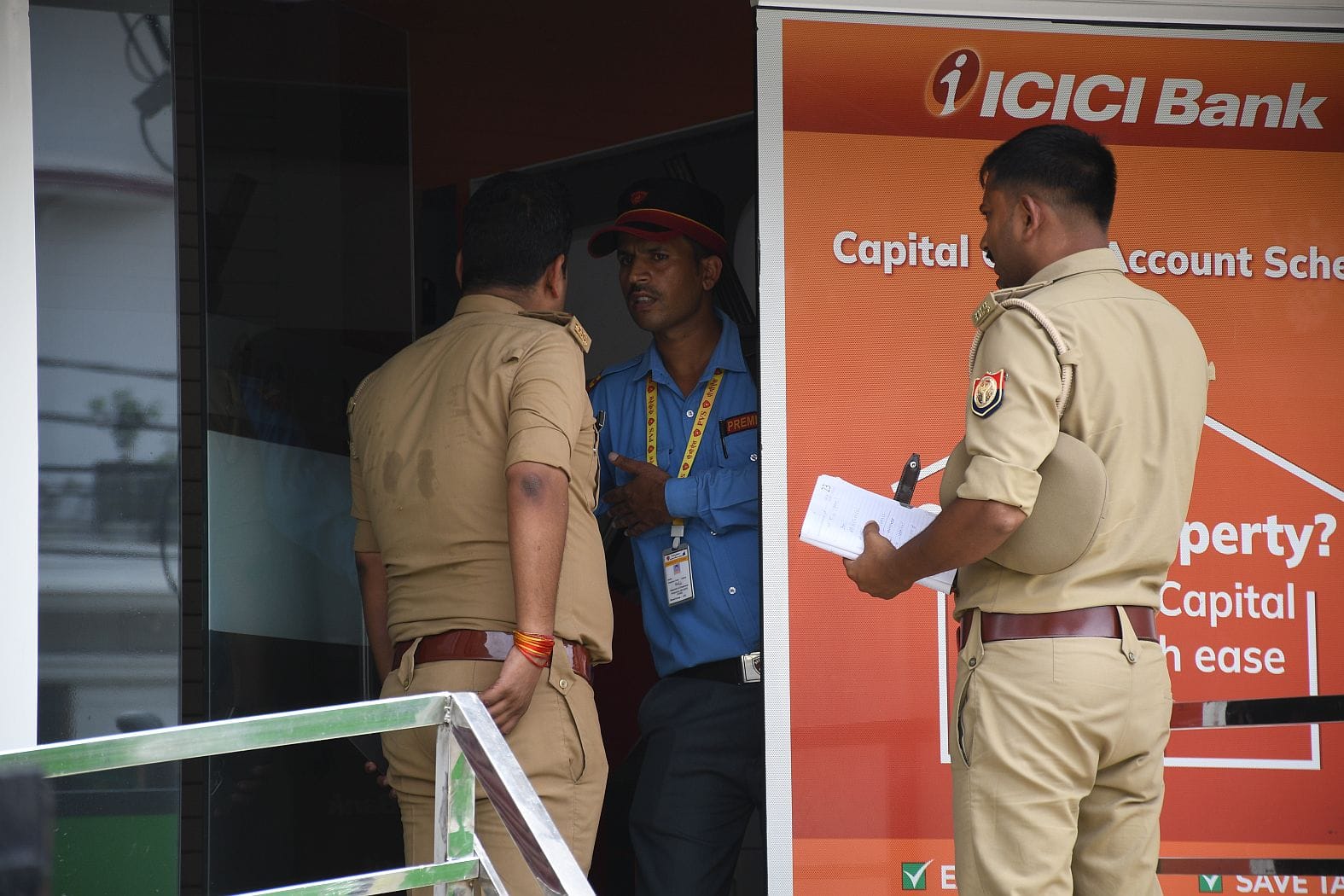 आईसीआईसीआई बैंक के बाहर दिव्या मिश्रा को गोली मारने का वीडियो फुटेज आया सामने आईसीआईसीआई बैंक के बाहर दिव्या मिश्रा को गोली मारने का वीडियो फुटेज आया सामने