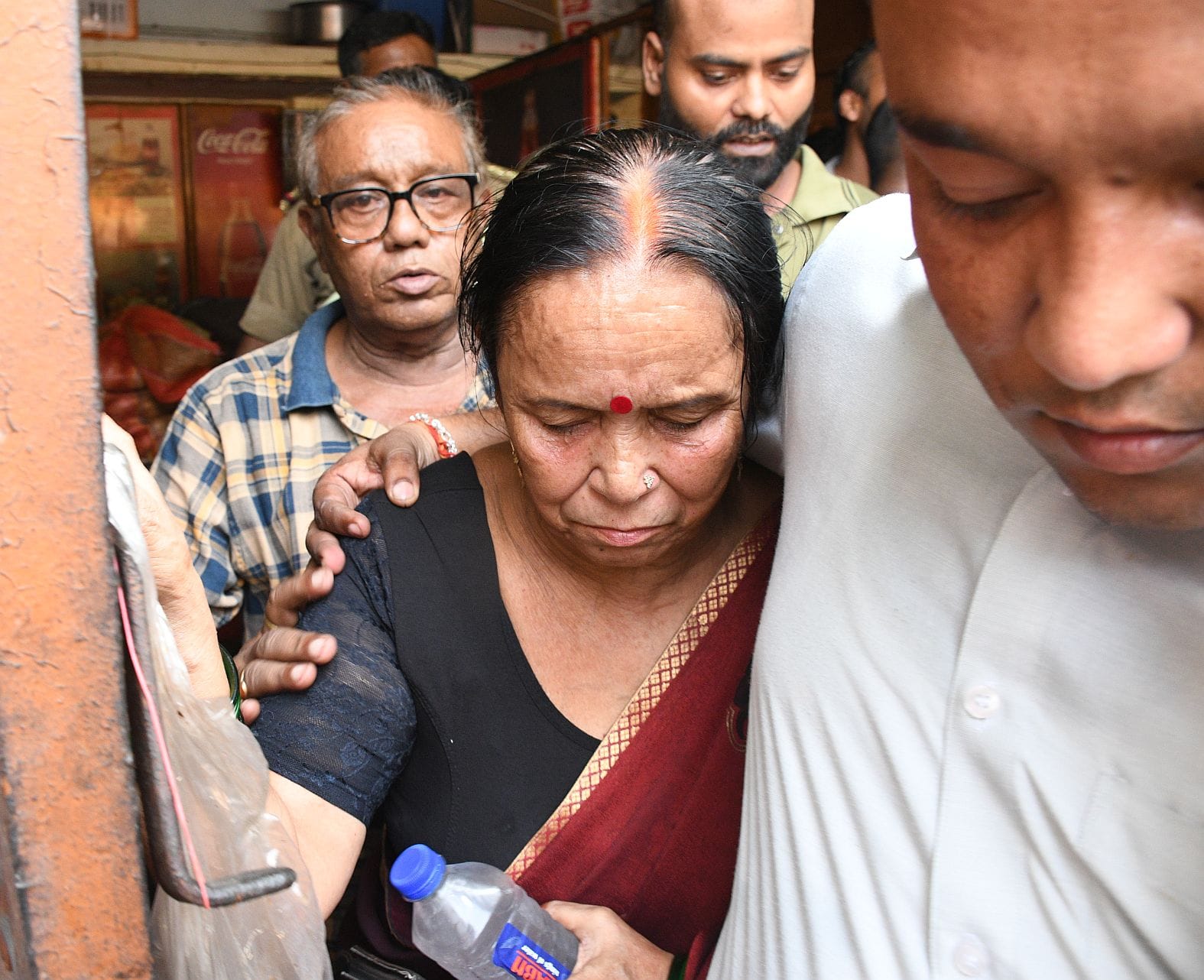 आईसीआईसीआई बैंक के बाहर दिव्या मिश्रा को गोली मारने का वीडियो फुटेज आया सामने आईसीआईसीआई बैंक के बाहर दिव्या मिश्रा को गोली मारने का वीडियो फुटेज आया सामने