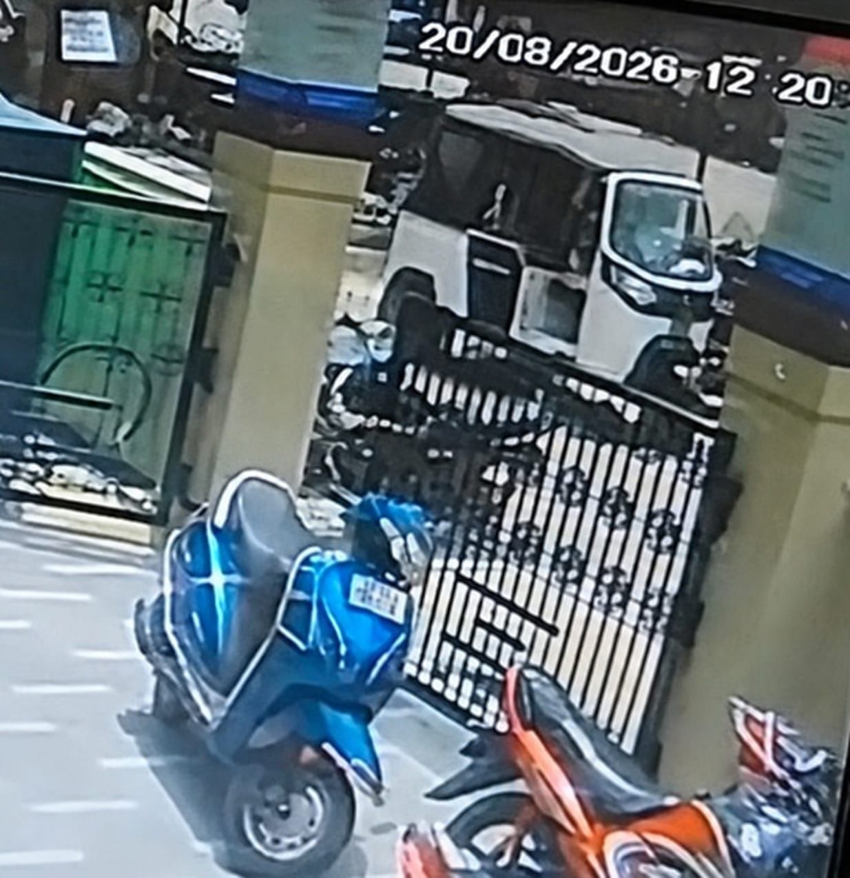 आईसीआईसीआई बैंक के बाहर दिव्या मिश्रा को गोली मारने का वीडियो फुटेज आया सामने आईसीआईसीआई बैंक के बाहर दिव्या मिश्रा को गोली मारने का वीडियो फुटेज आया सामने