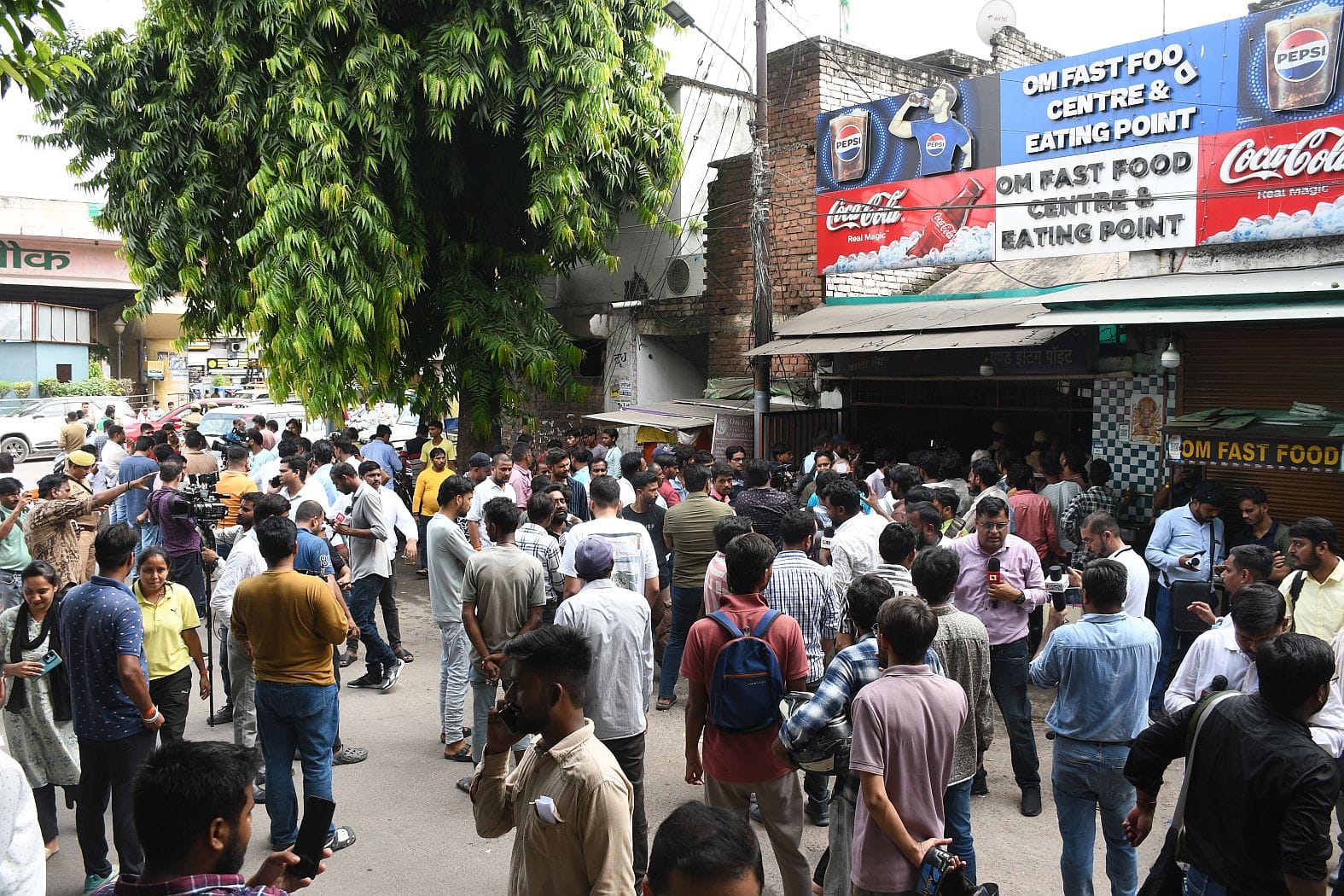 आईसीआईसीआई बैंक के बाहर दिव्या मिश्रा को गोली मारने का वीडियो फुटेज आया सामने आईसीआईसीआई बैंक के बाहर दिव्या मिश्रा को गोली मारने का वीडियो फुटेज आया सामने