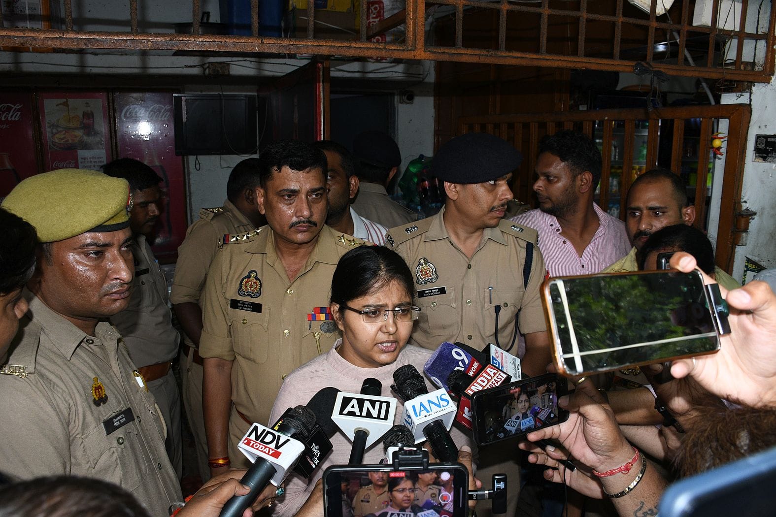आईसीआईसीआई बैंक के बाहर दिव्या मिश्रा को गोली मारने का वीडियो फुटेज आया सामने आईसीआईसीआई बैंक के बाहर दिव्या मिश्रा को गोली मारने का वीडियो फुटेज आया सामने